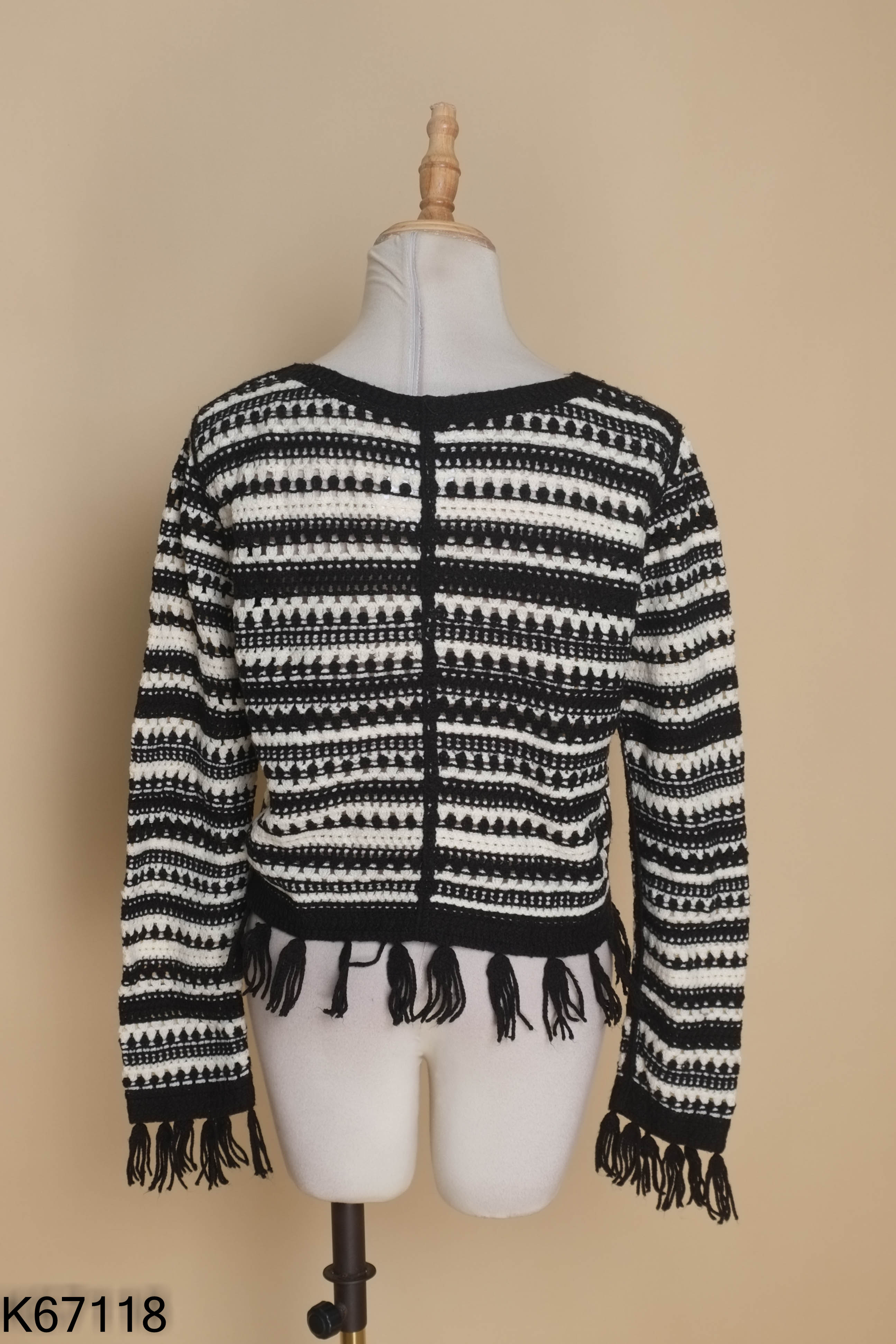 Áo cardigan đan len đen mix trắng tua rua