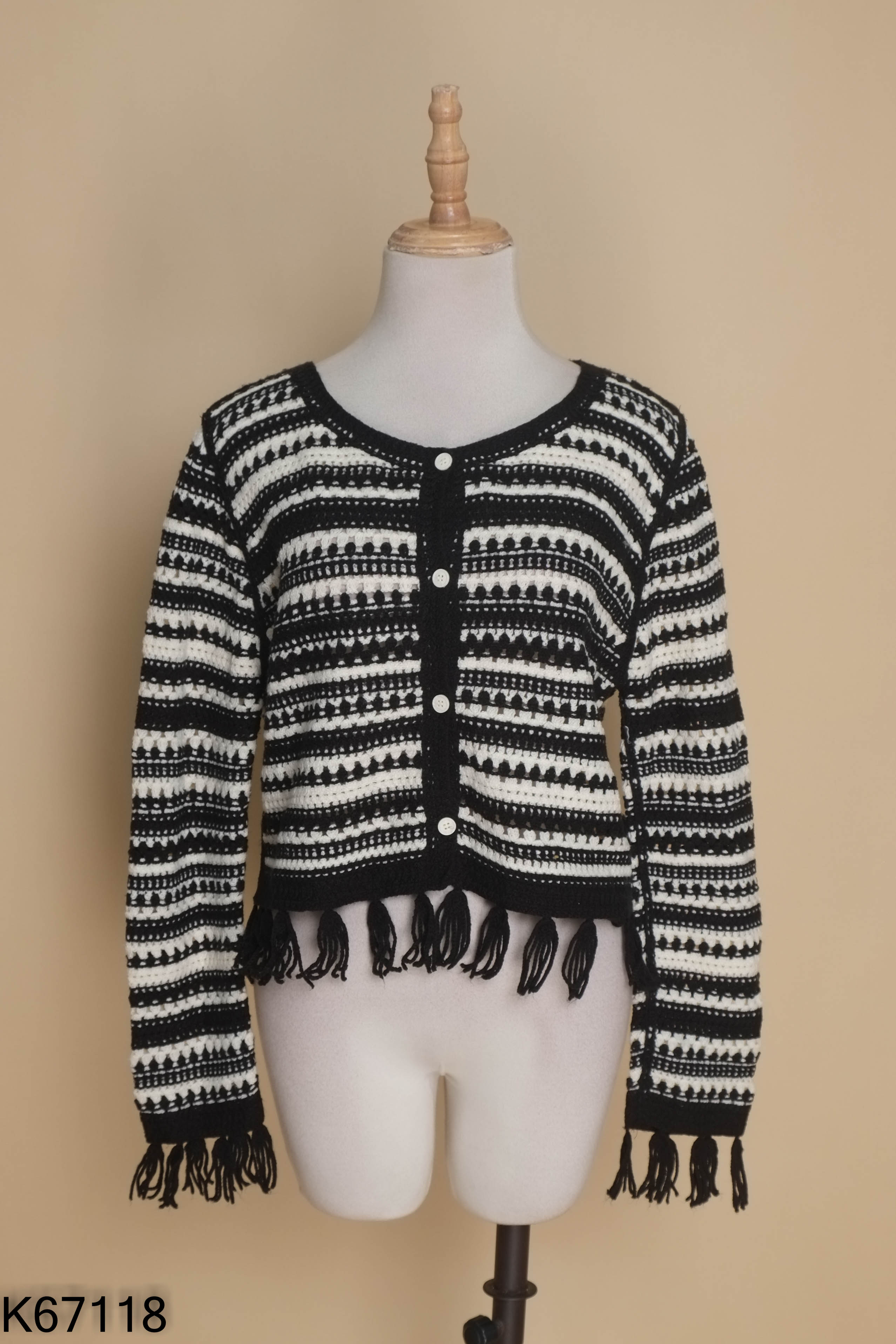 Áo cardigan đan len đen mix trắng tua rua