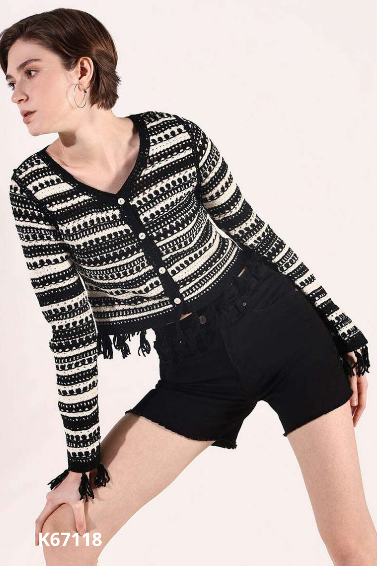 Áo cardigan đan len đen mix trắng tua rua