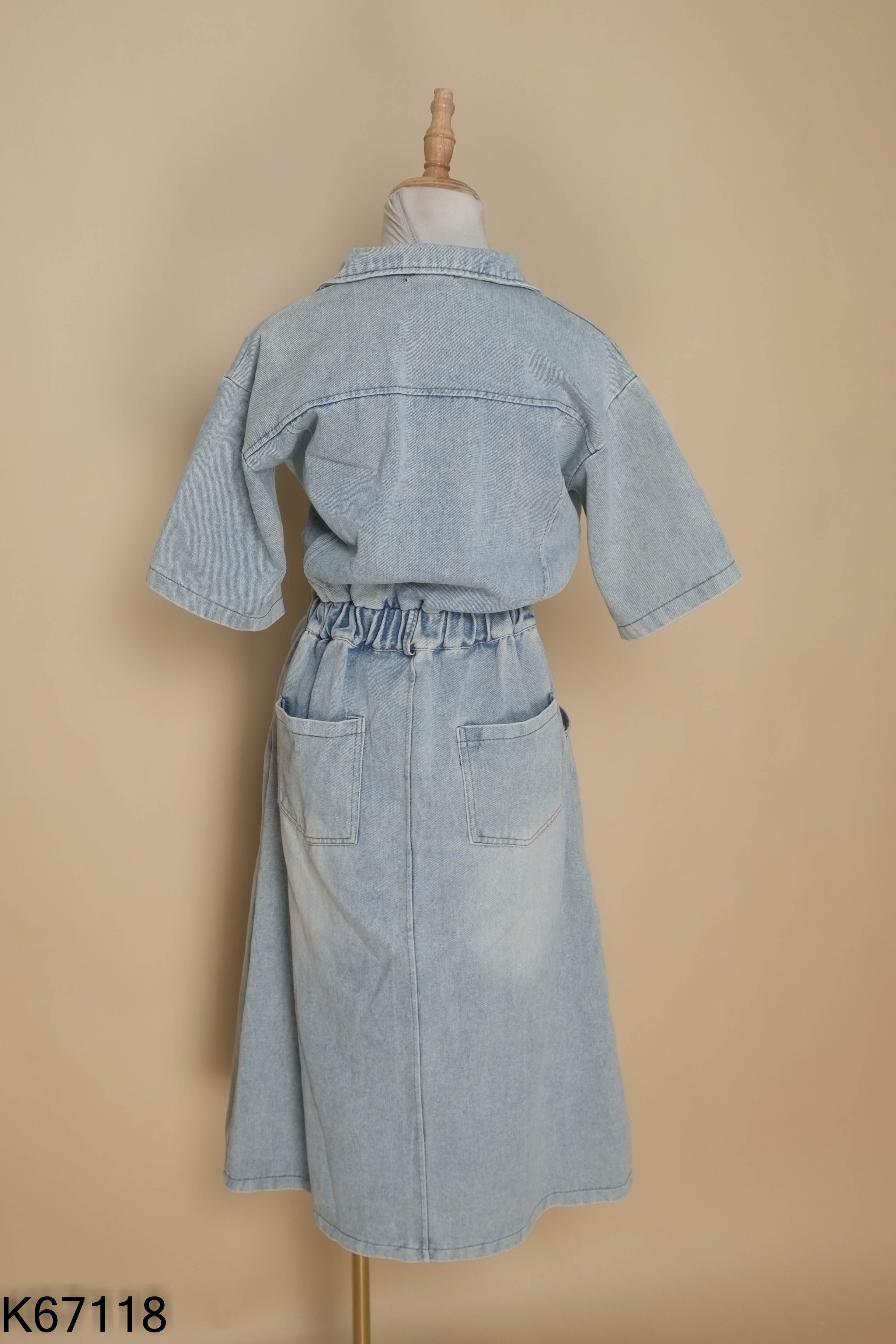 Váy sơ mi jeans xanh nhạt xẻ tà
