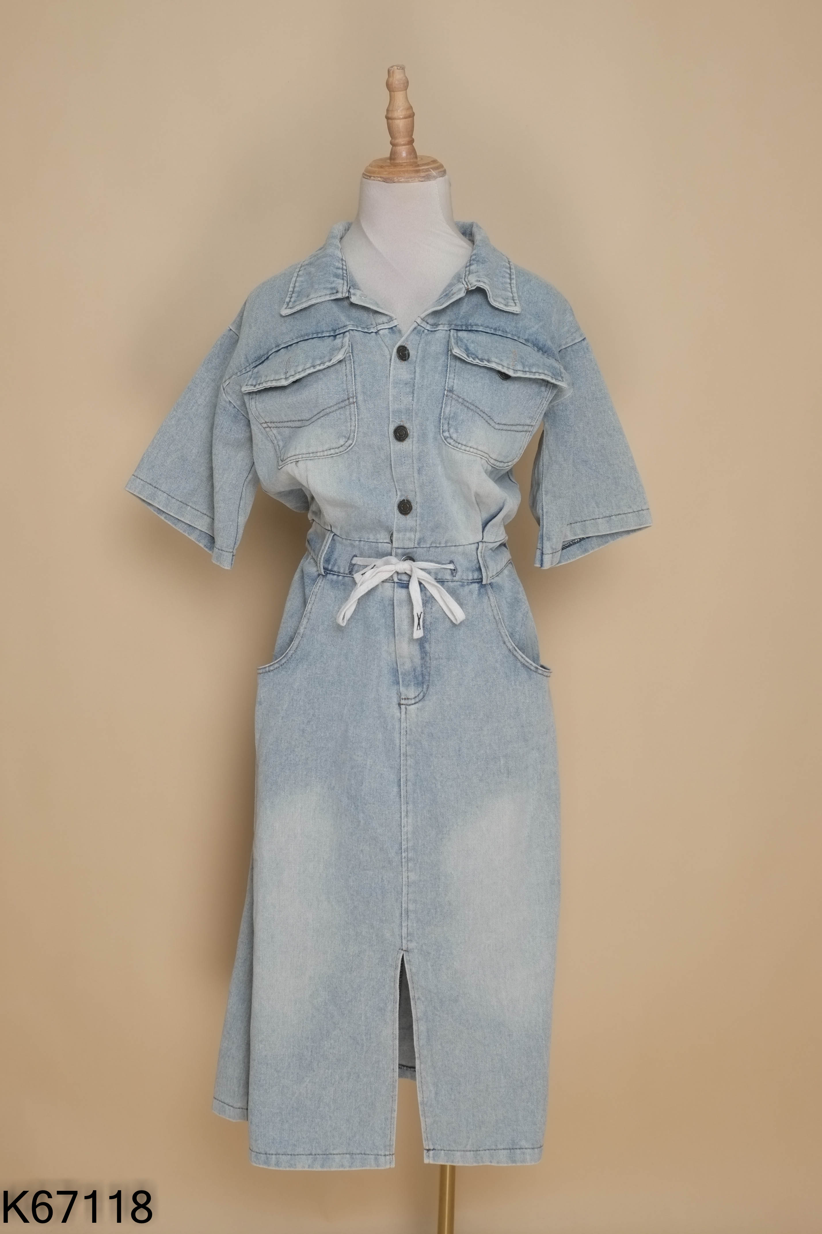Váy sơ mi jeans xanh nhạt xẻ tà