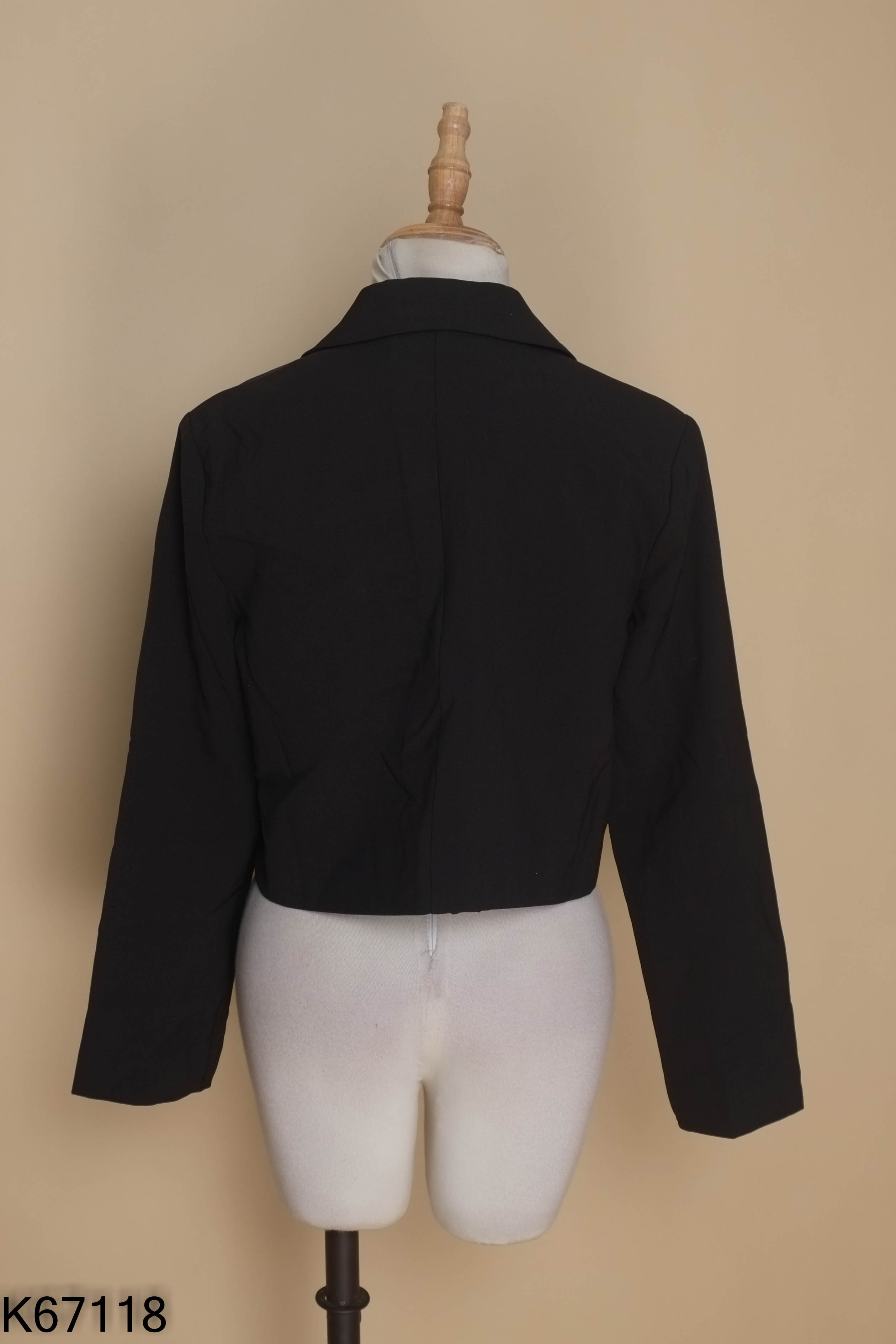 Áo vest đen dáng ngắn