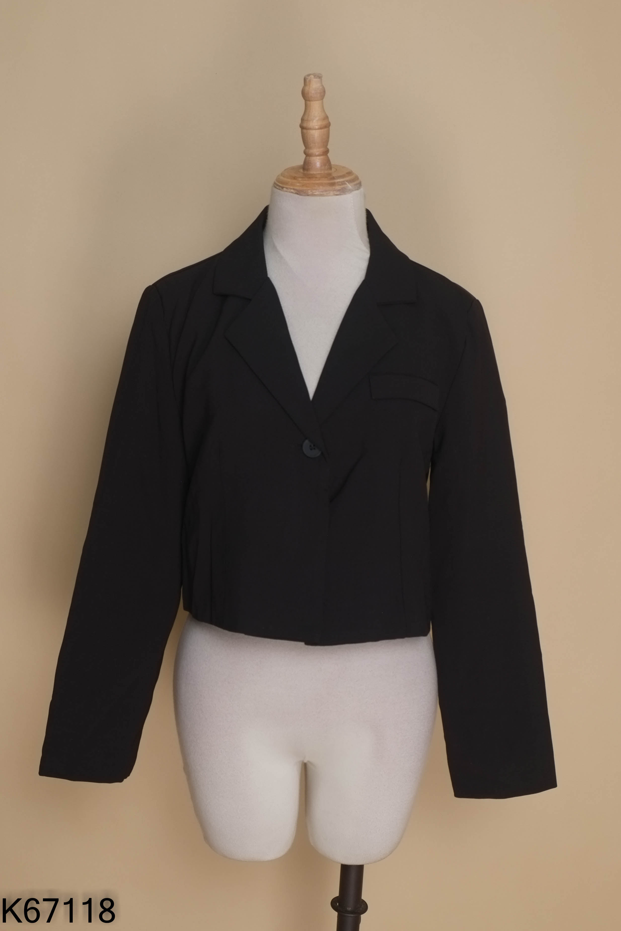 Áo vest đen dáng ngắn