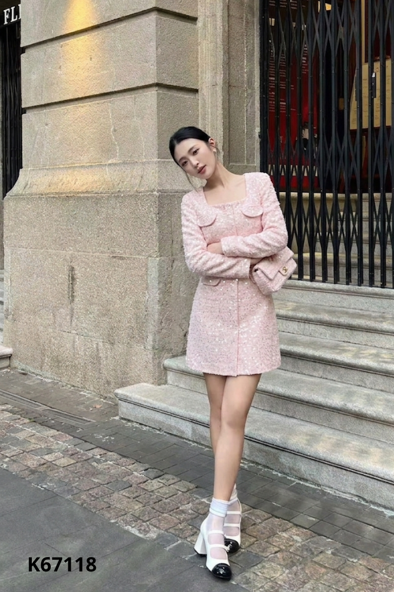 Váy dạ hồng kim tuyến cổ vuông