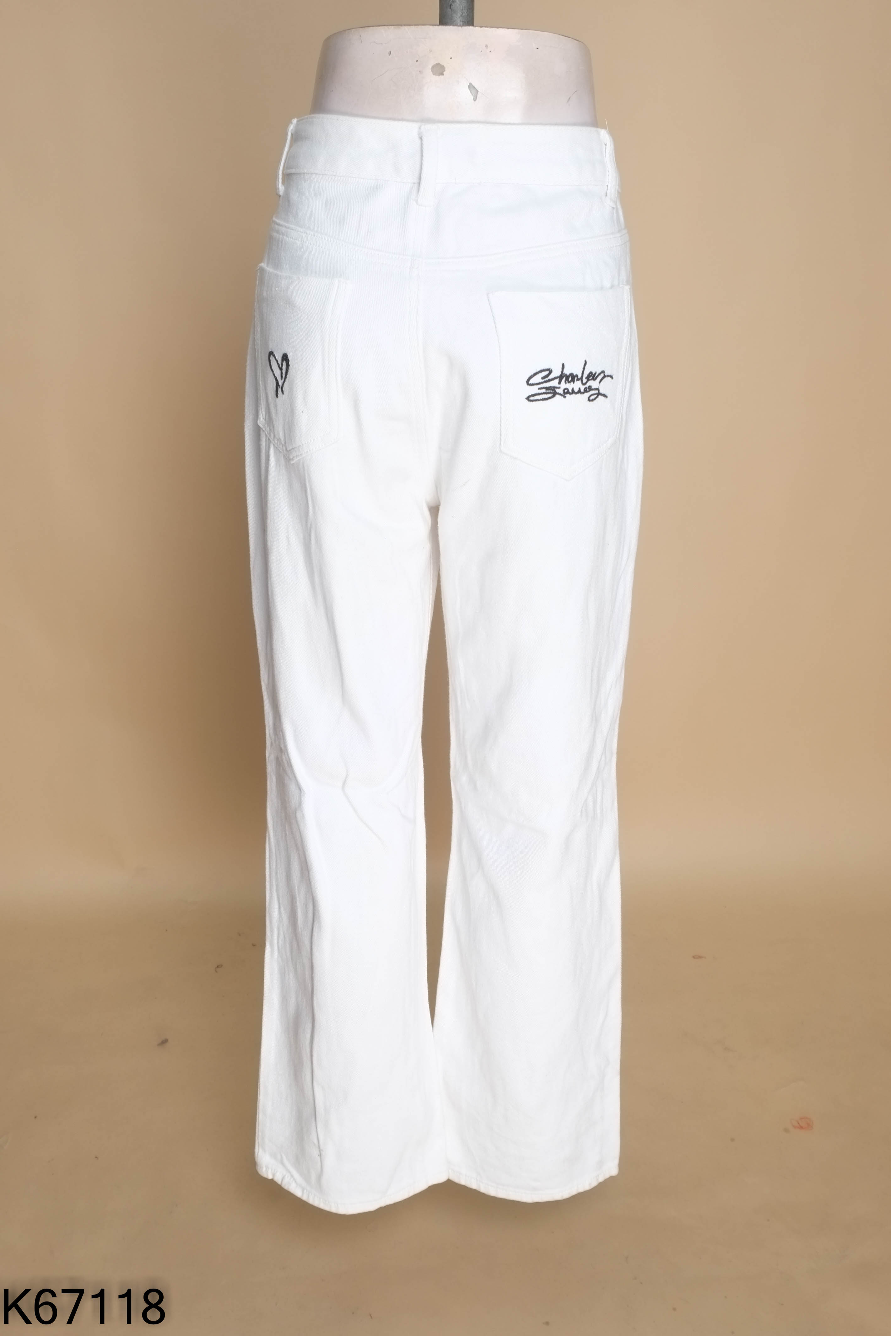 Quần jeans trắng suông rách gối