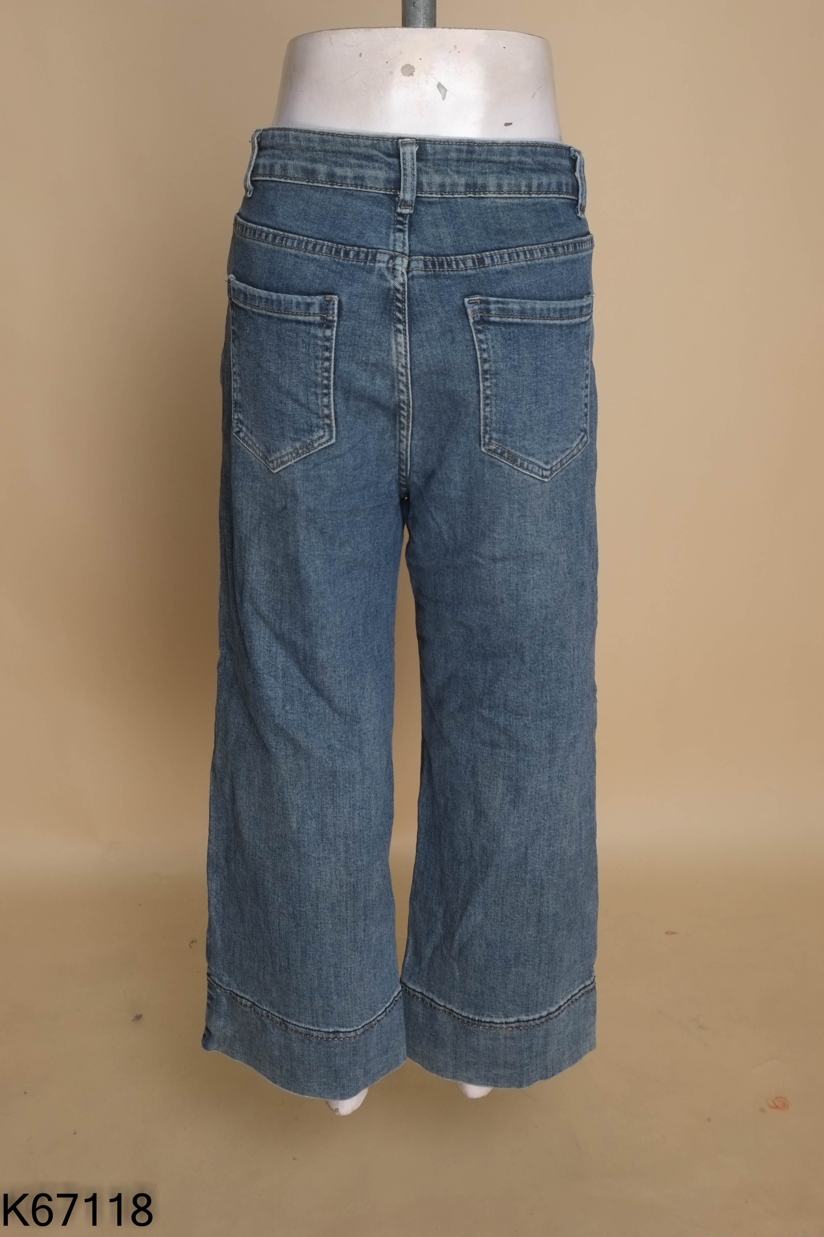 Quần jeans xanh suông chỉ gấu