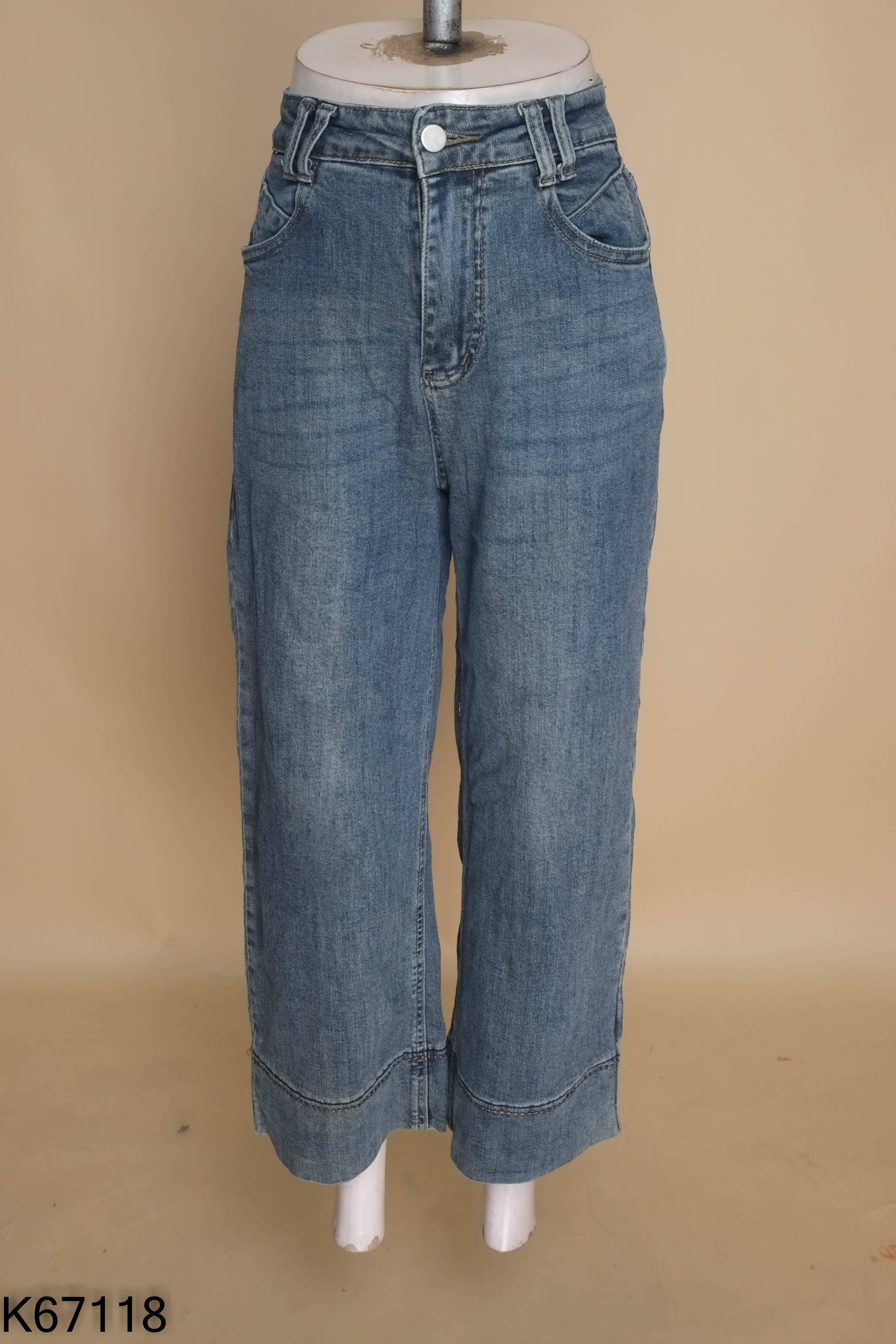 Quần jeans xanh suông chỉ gấu
