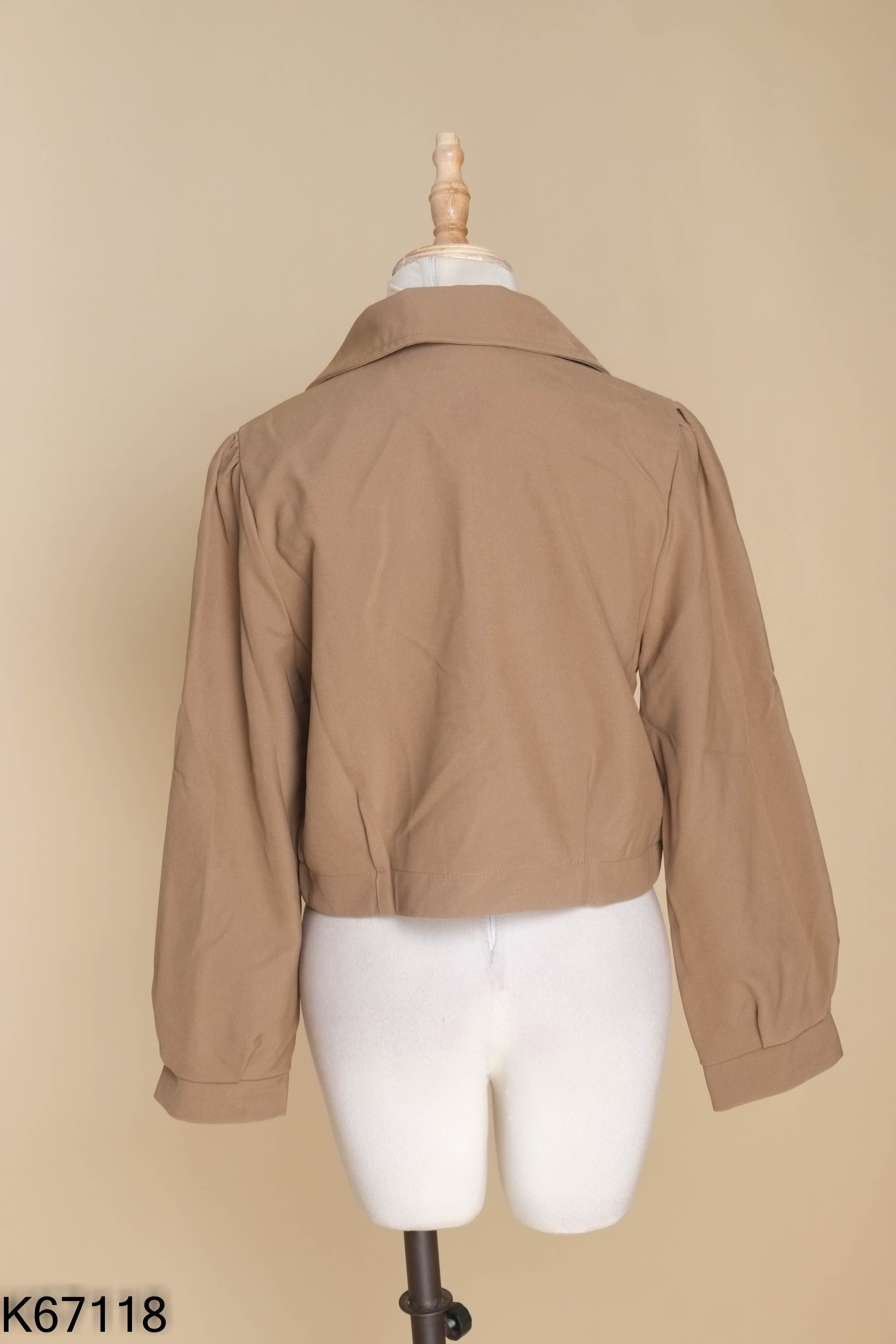 Áo blazer nâu phối cúc đen form ngắn