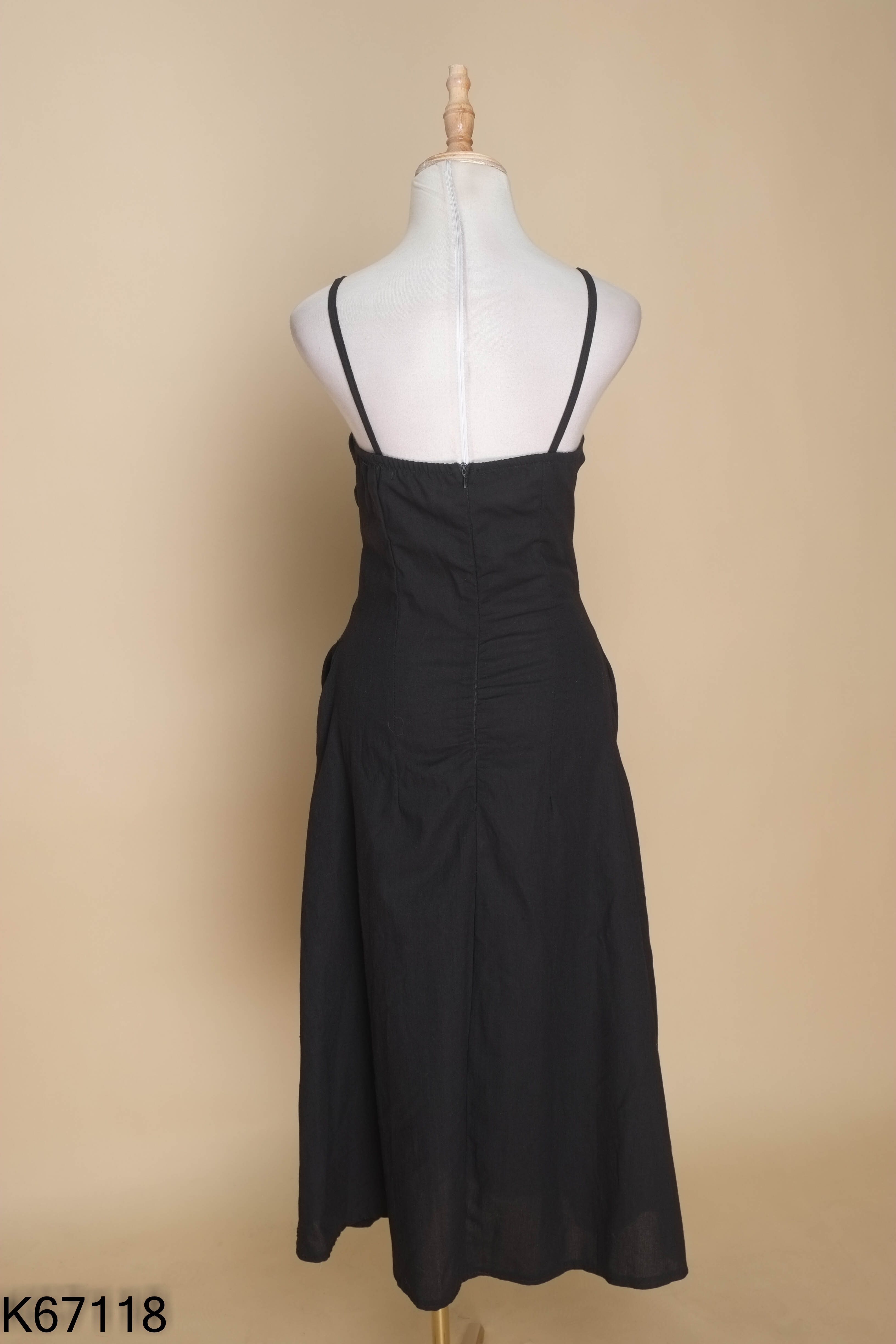 Váy linen hai dây đen phối kiểu hở eo