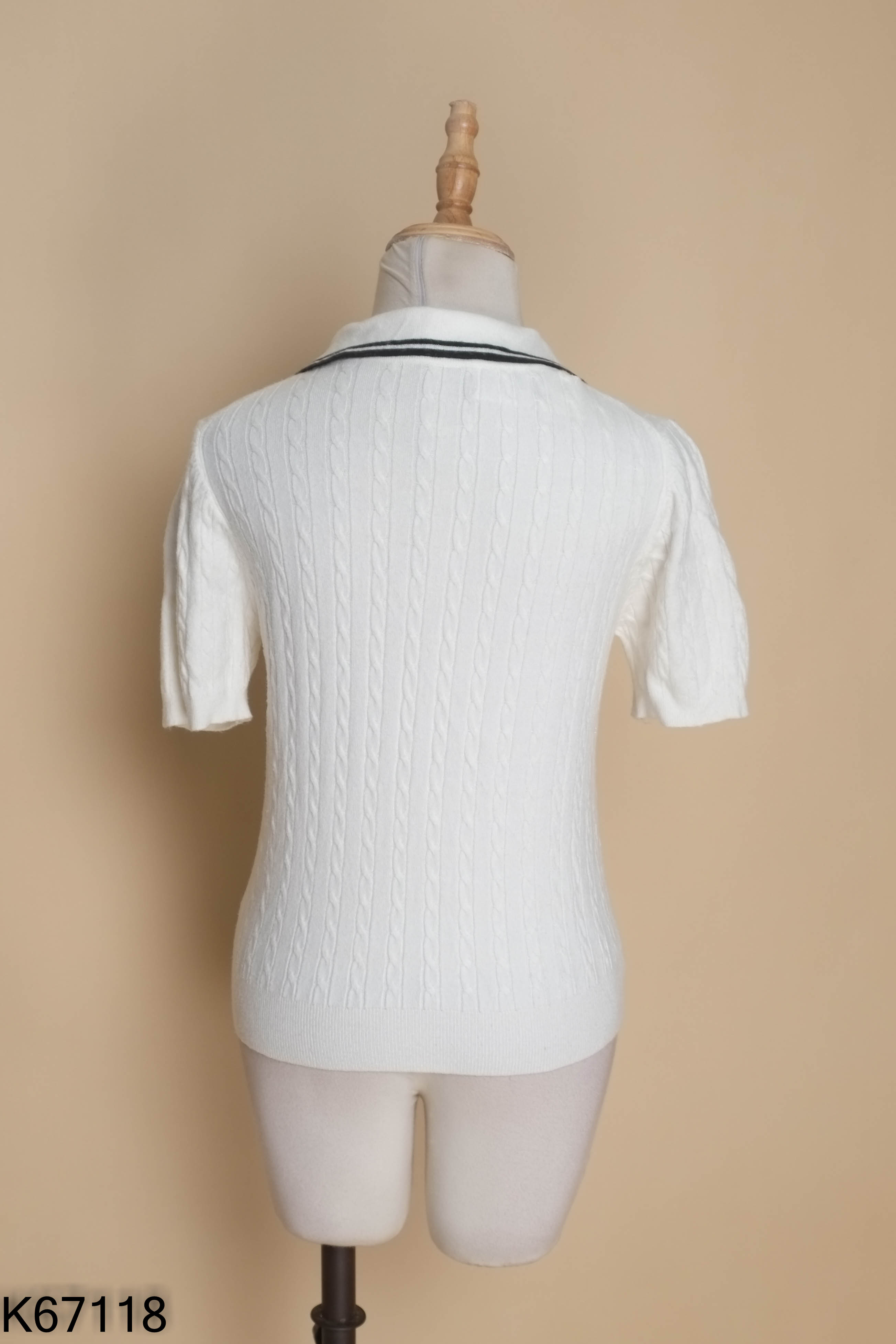 Áo len cổ polo thêu hình