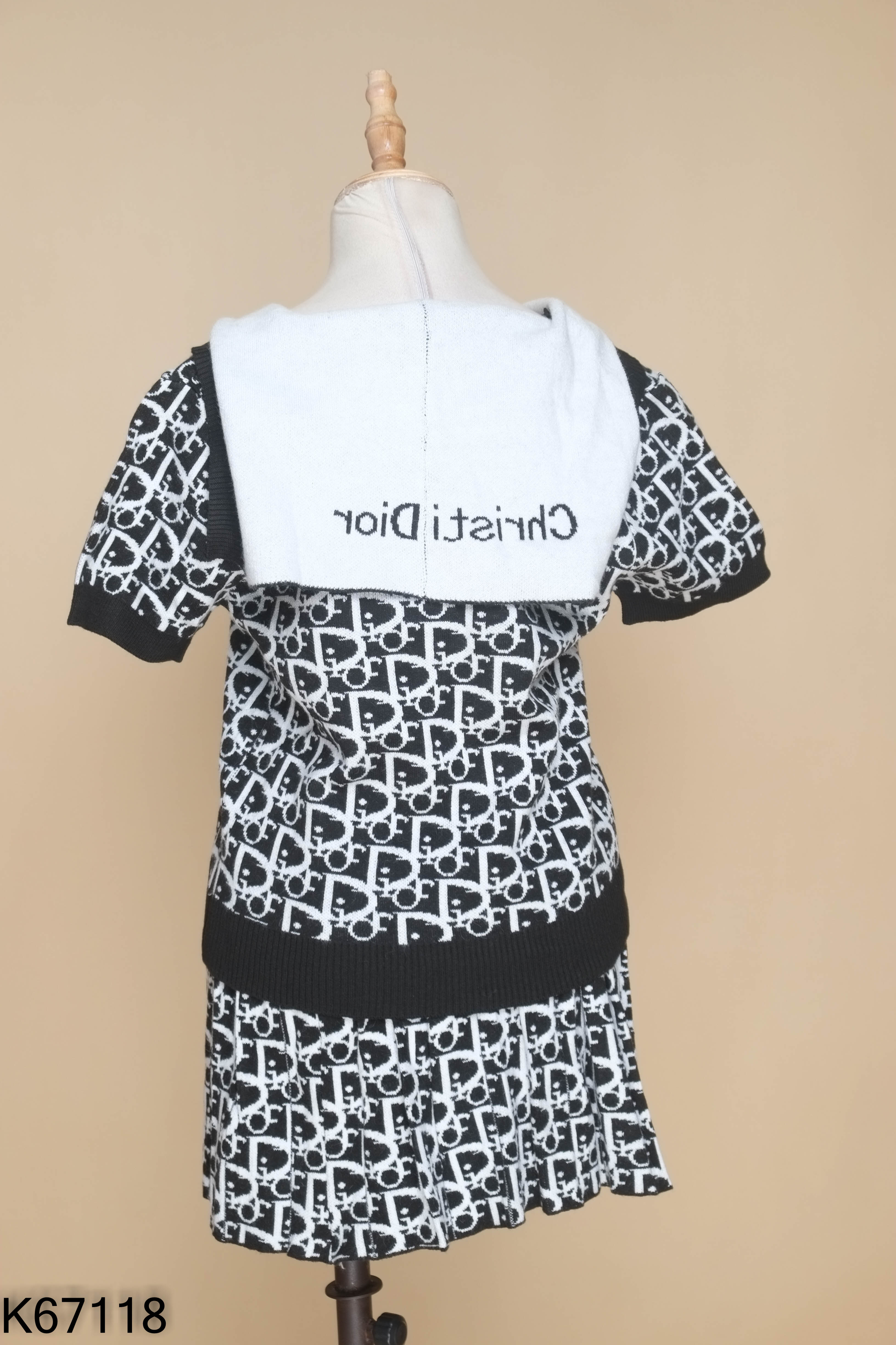 NEWTAG DIOR set đen họa tiết+váy