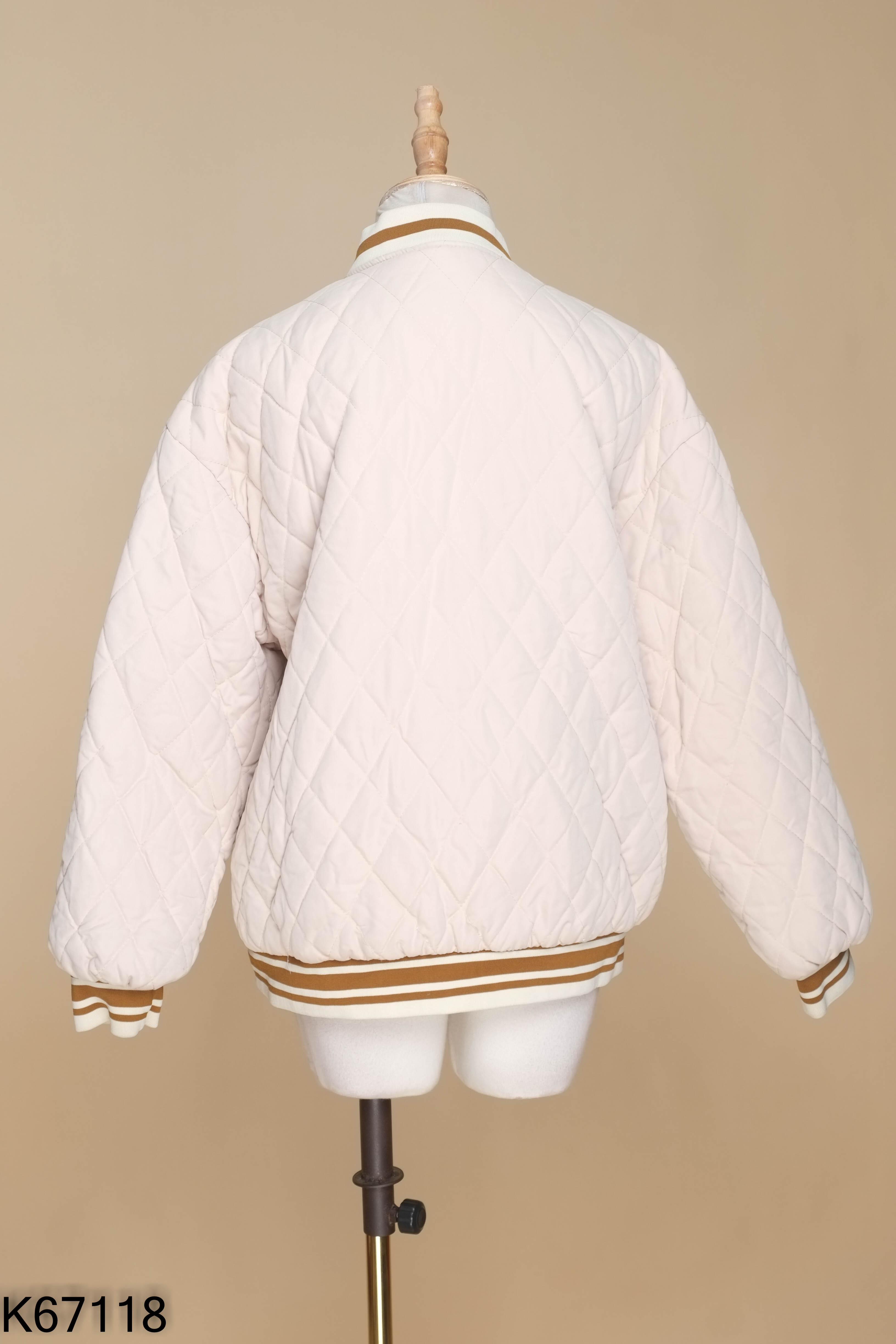 Áo bomber be thêu chữ ngực