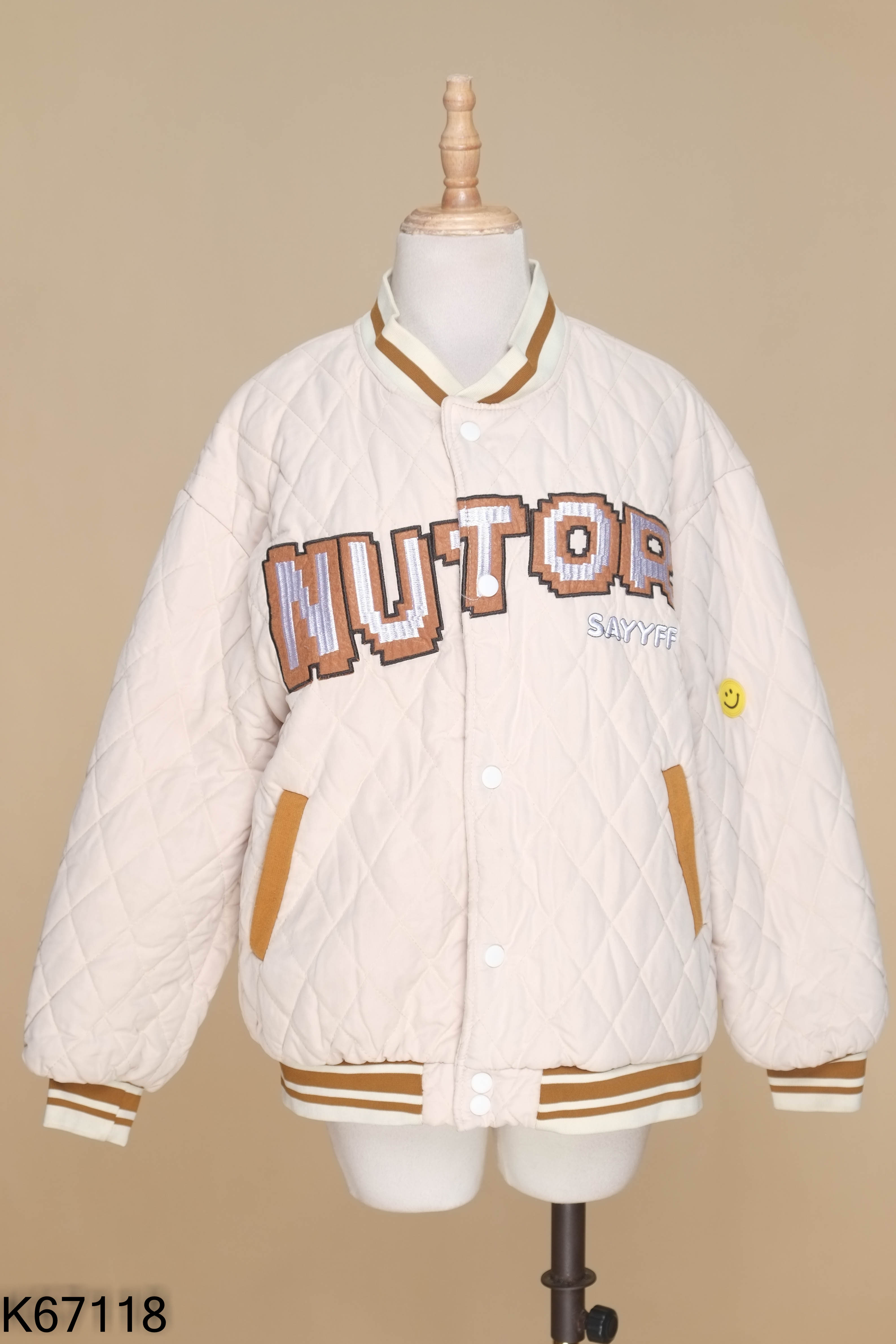Áo bomber be thêu chữ ngực
