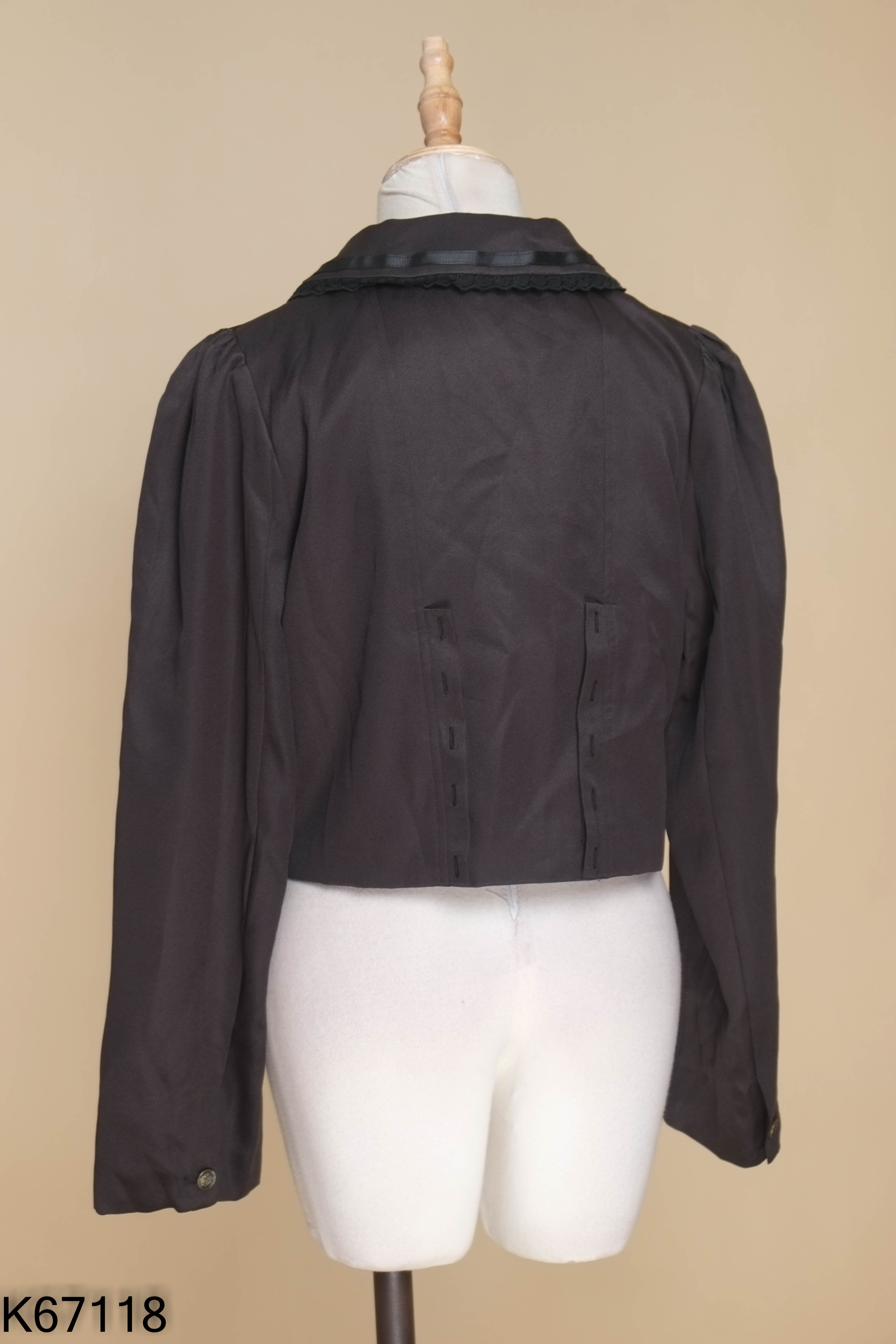 Áo đen cổ vest cúc đồng