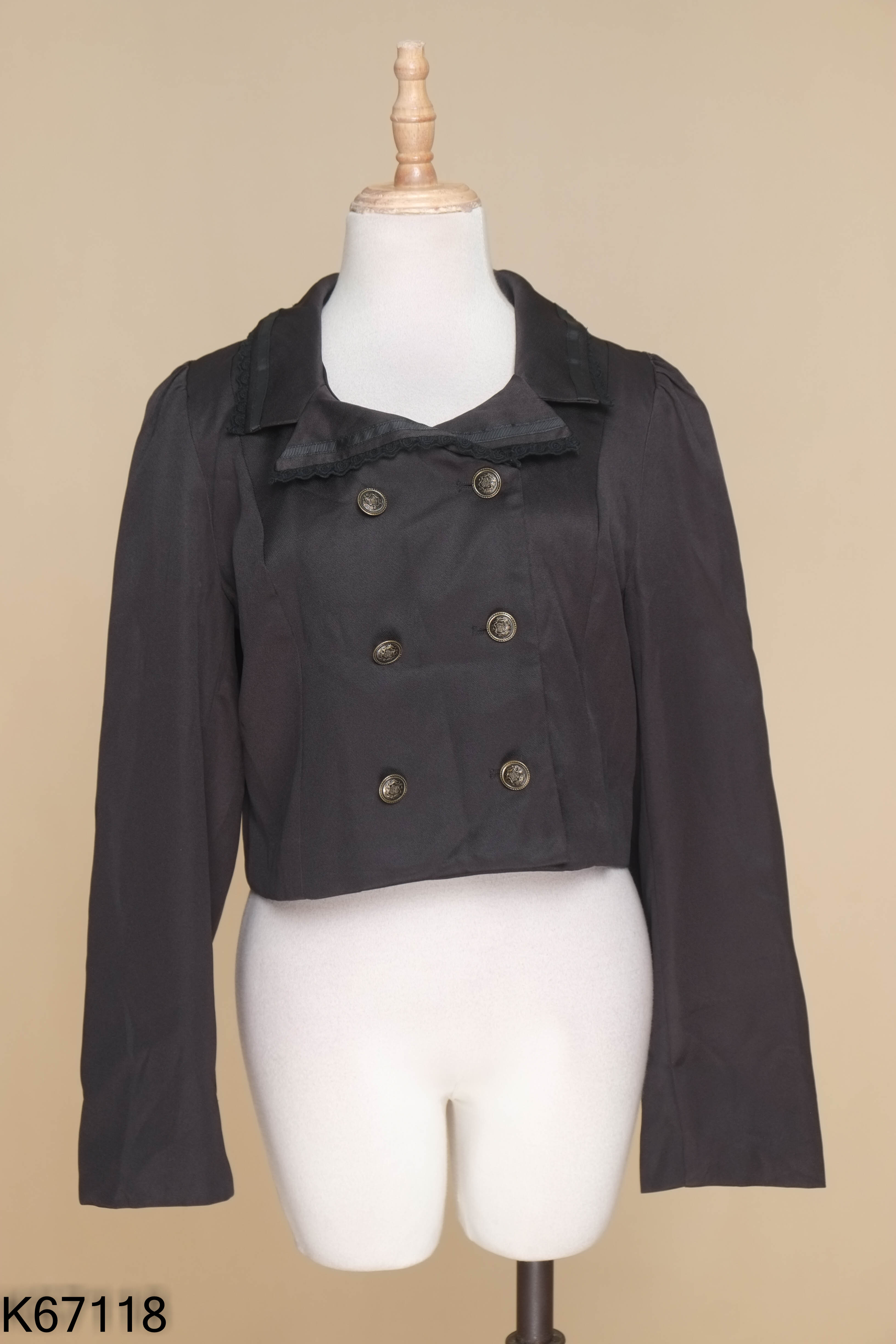 Áo đen cổ vest cúc đồng