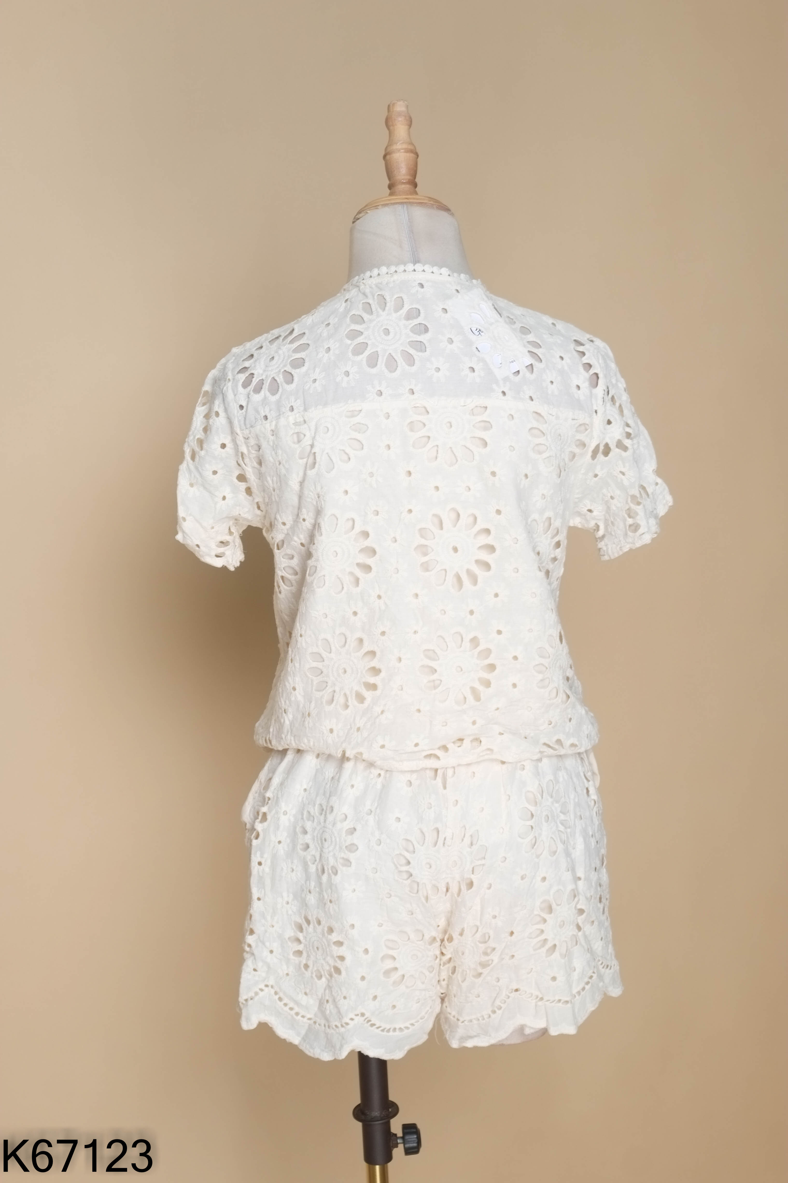 Set Áo be họa tiết lỗ + Quần short