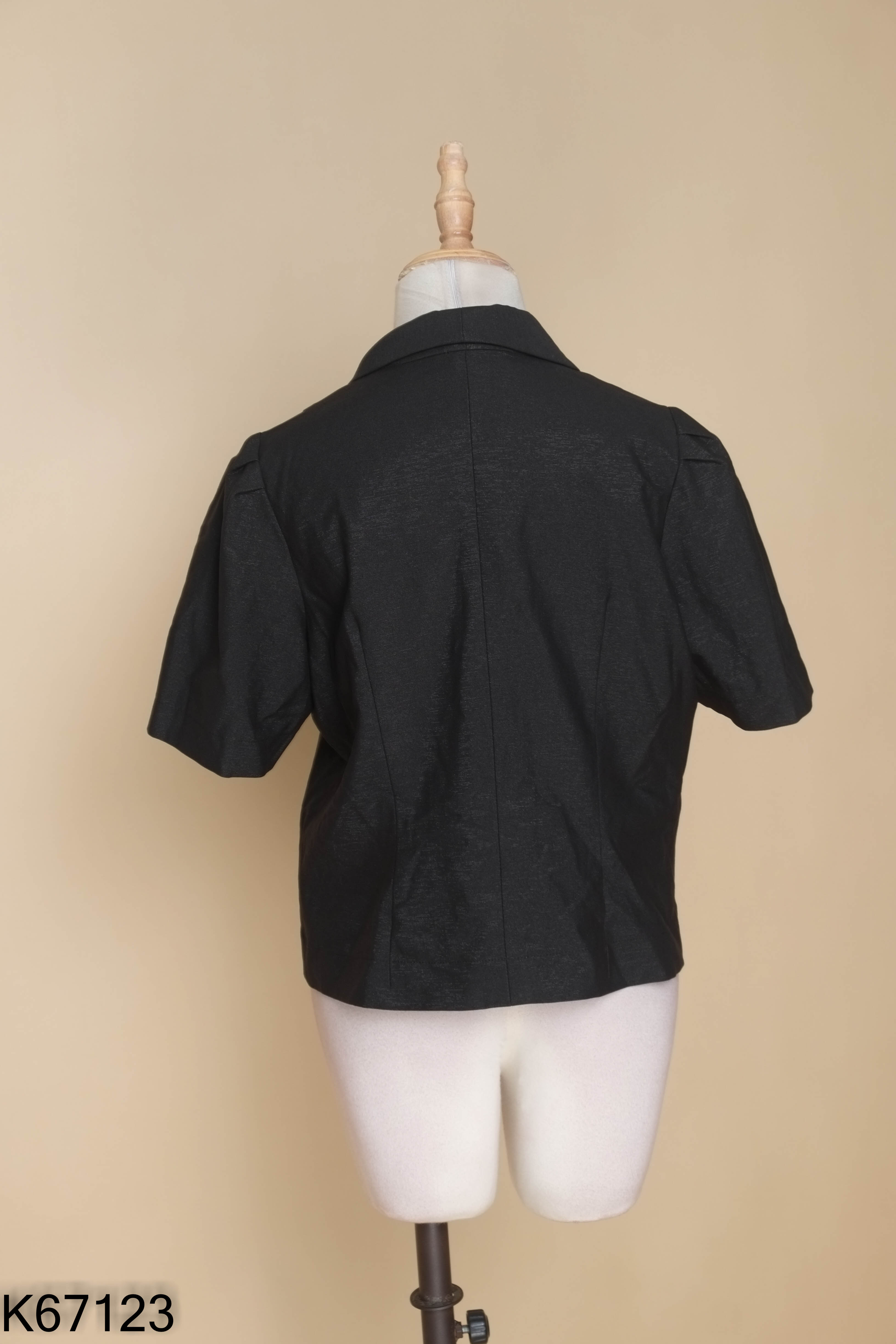 Áo vest nữ đen ánh cúc ngọc