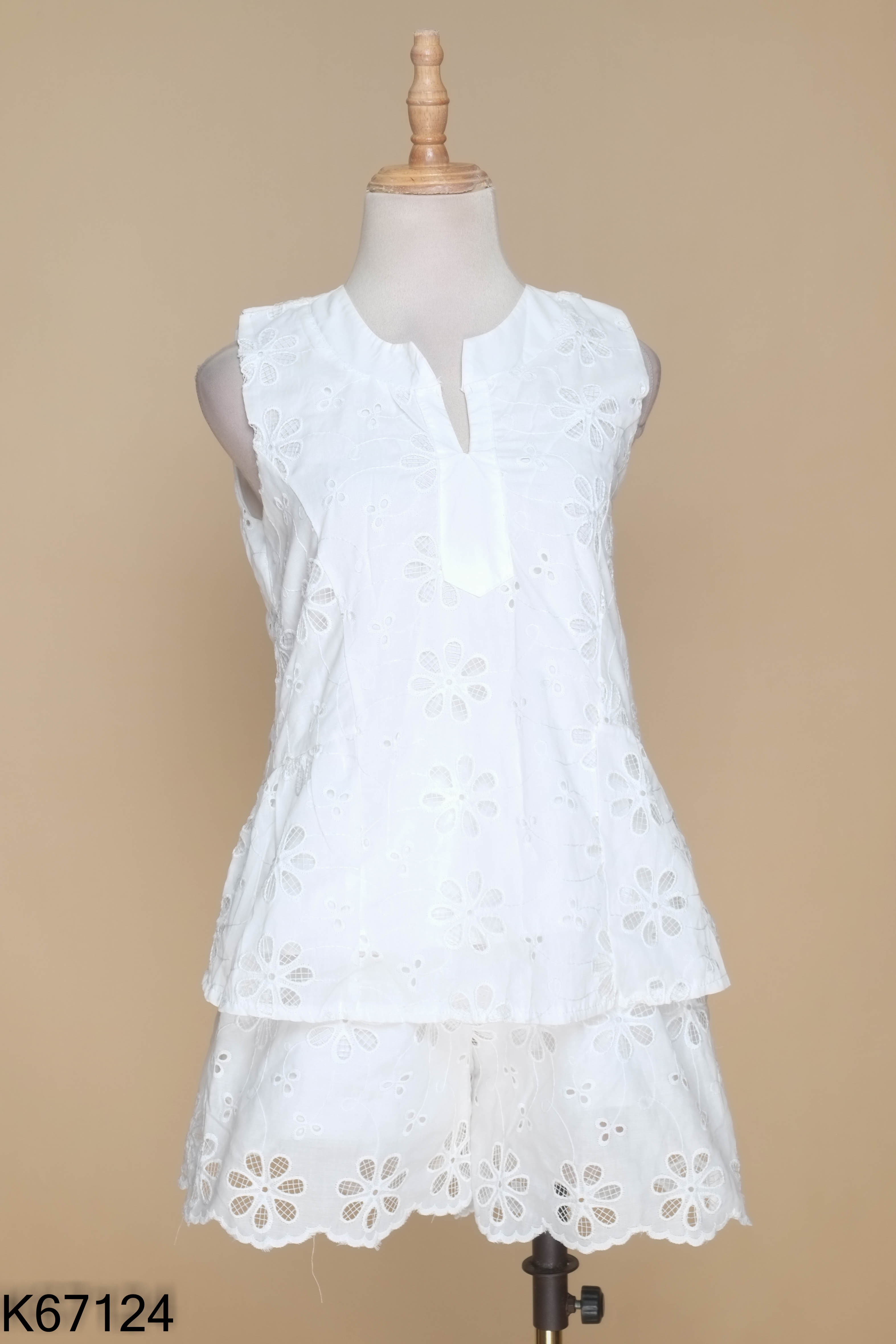 Set Áo trắng thêu hoa + quần shorts