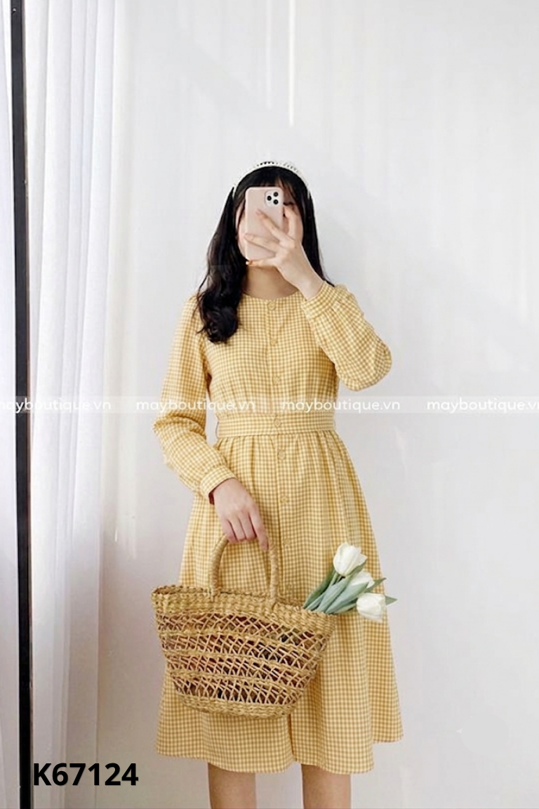 Váy vàng kẻ caro phối cúc bọc