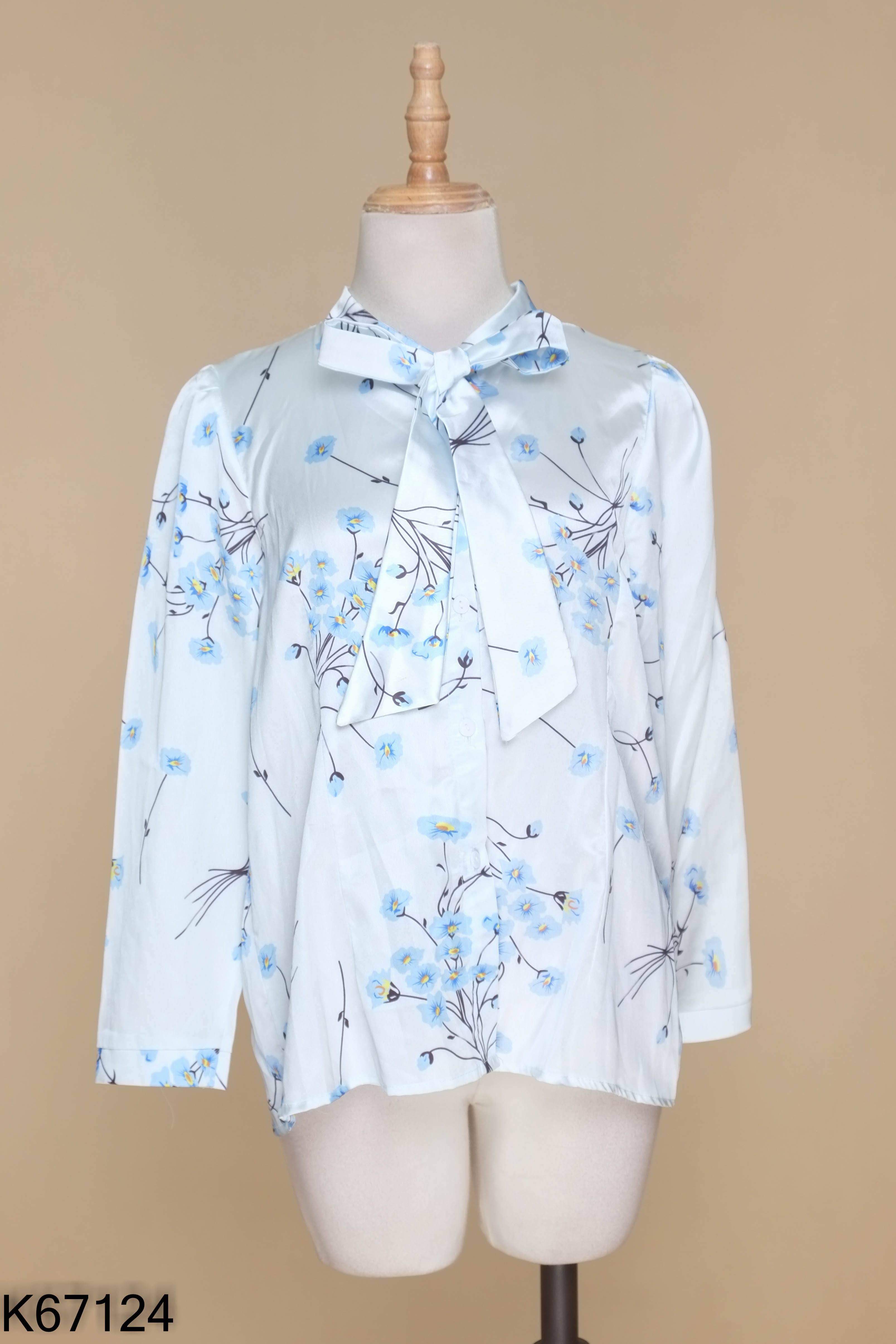 Áo lụa xanh hoa buộc nơ