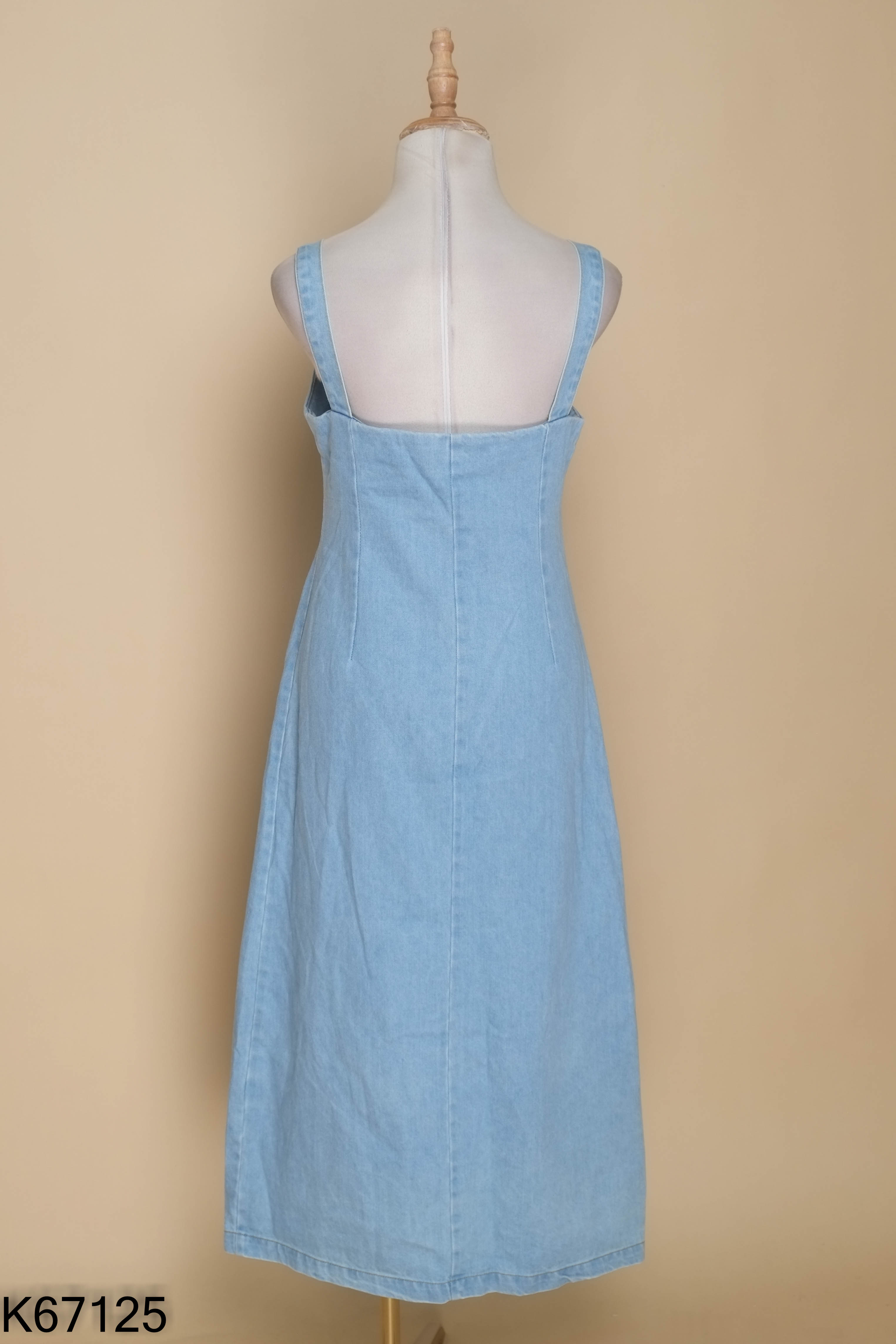 Váy jeans xanh hai dây phối cúc