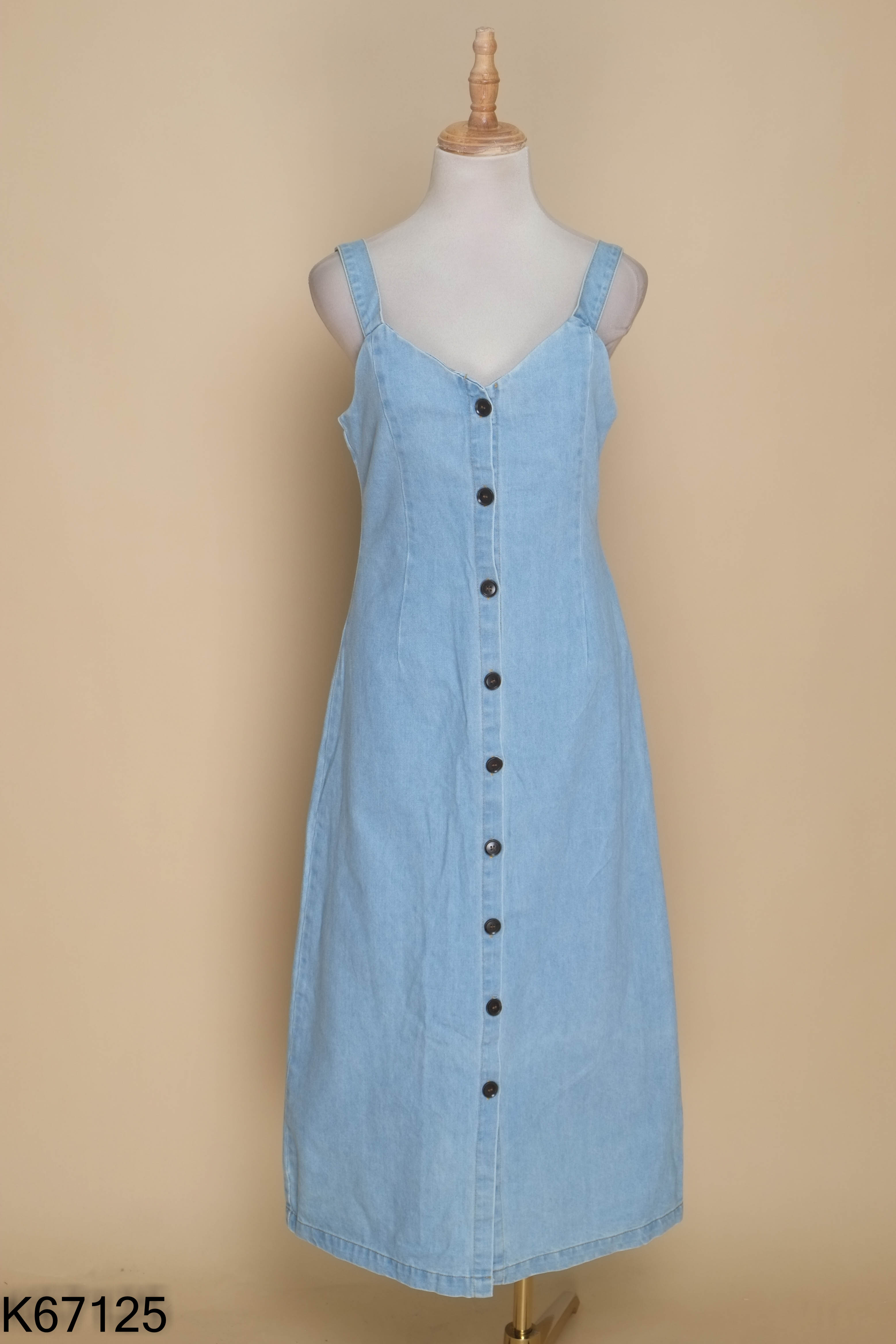 Váy jeans xanh hai dây phối cúc