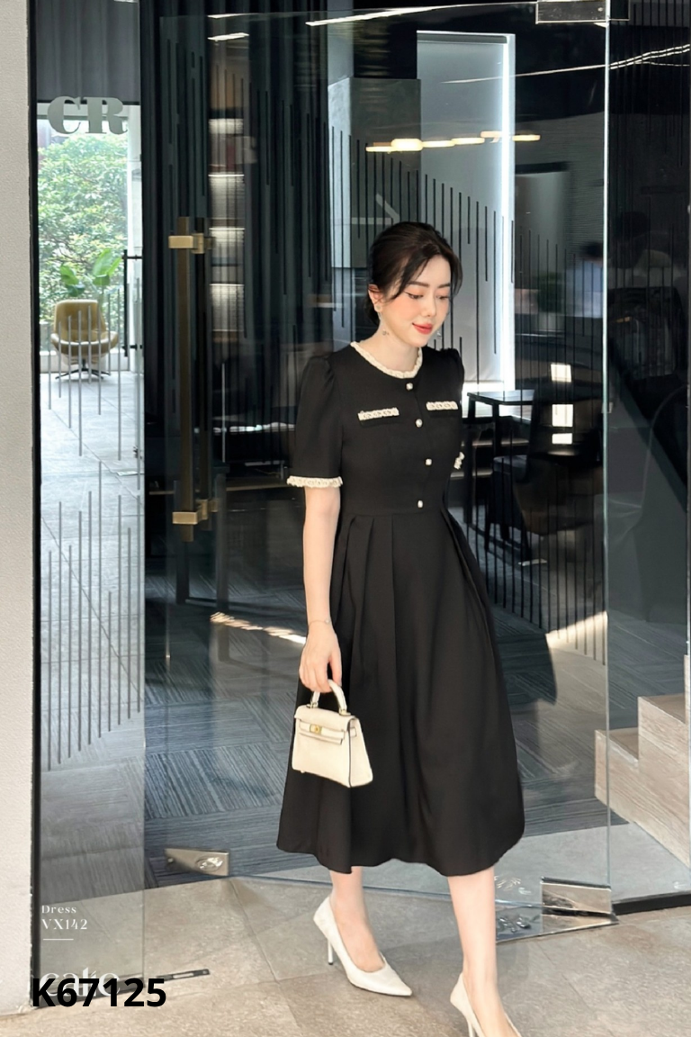 Váy đen viền ren phối cúc vàng