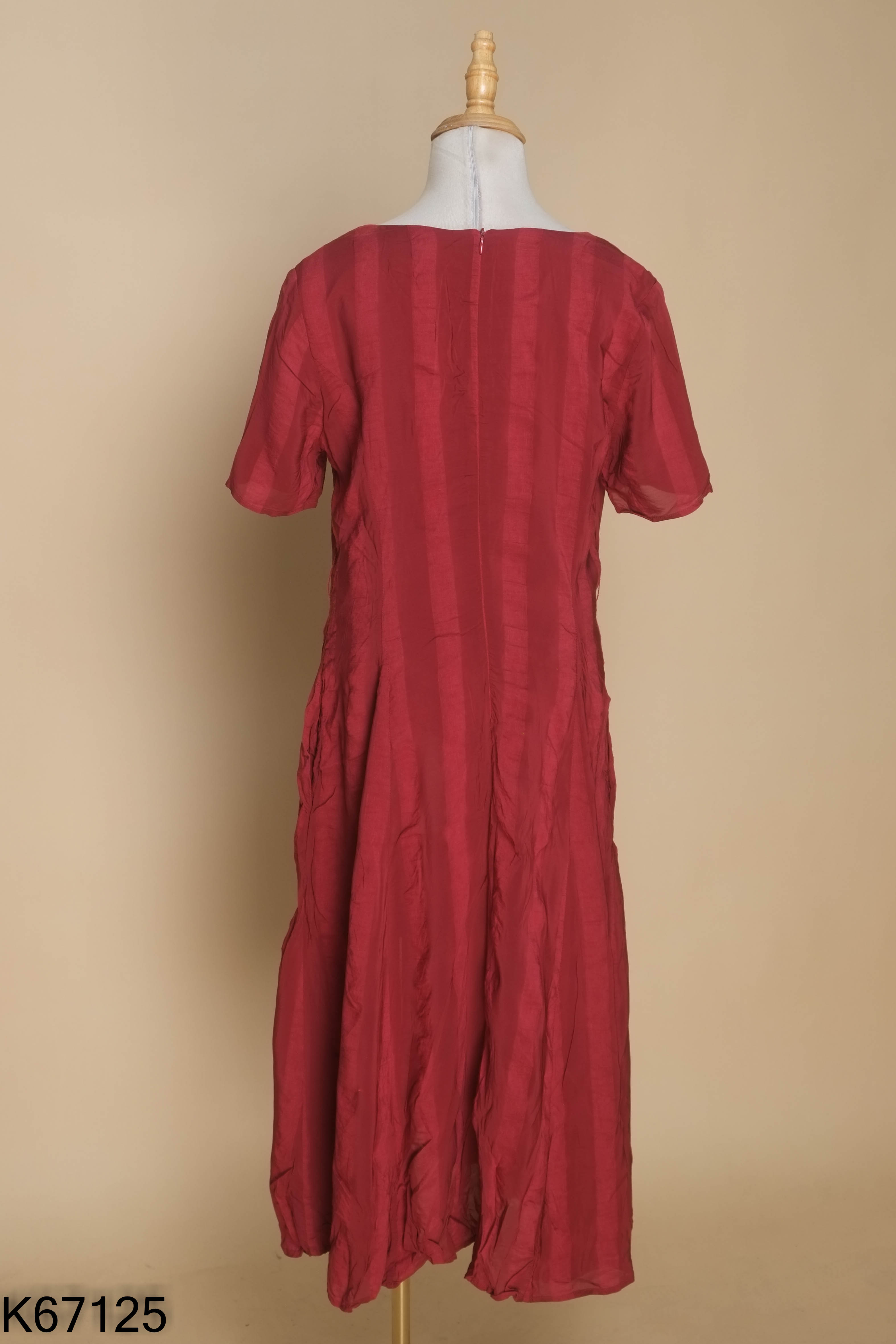 Váy đỏ loang cổ V