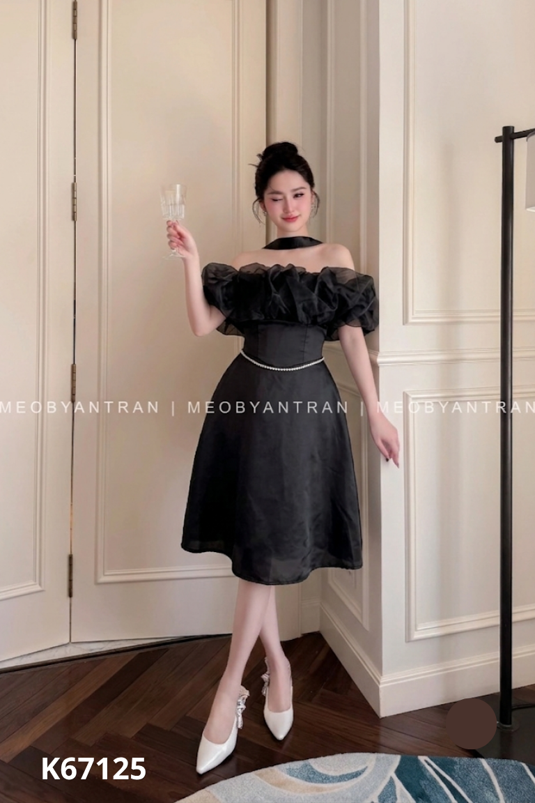 Váy trễ vai đen đính đá