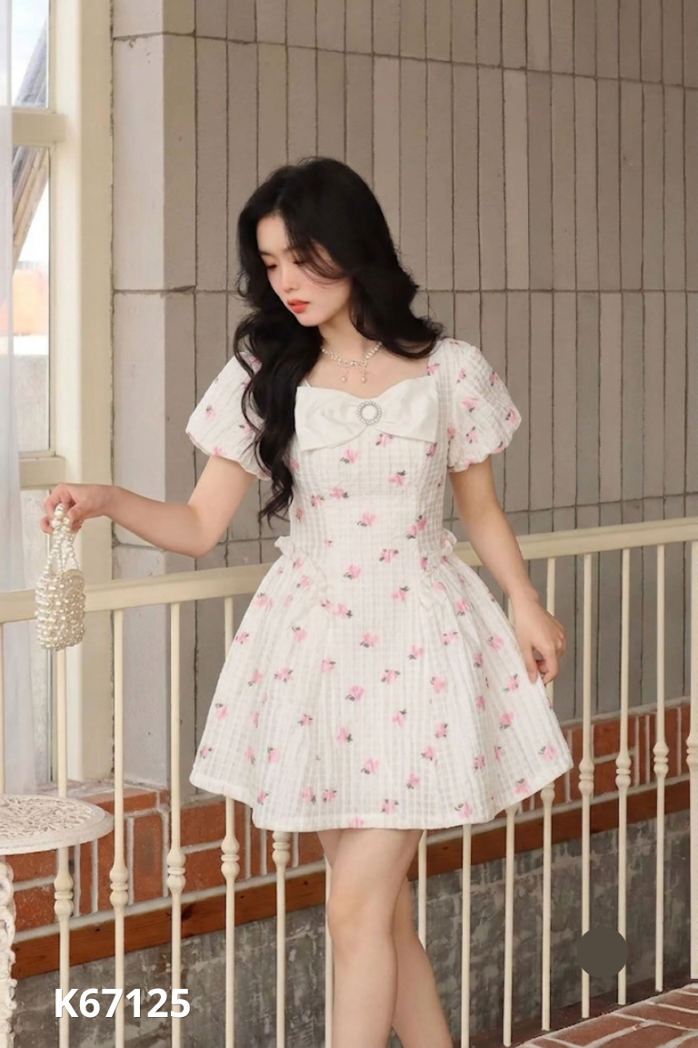 Váy be họa tiết hoa