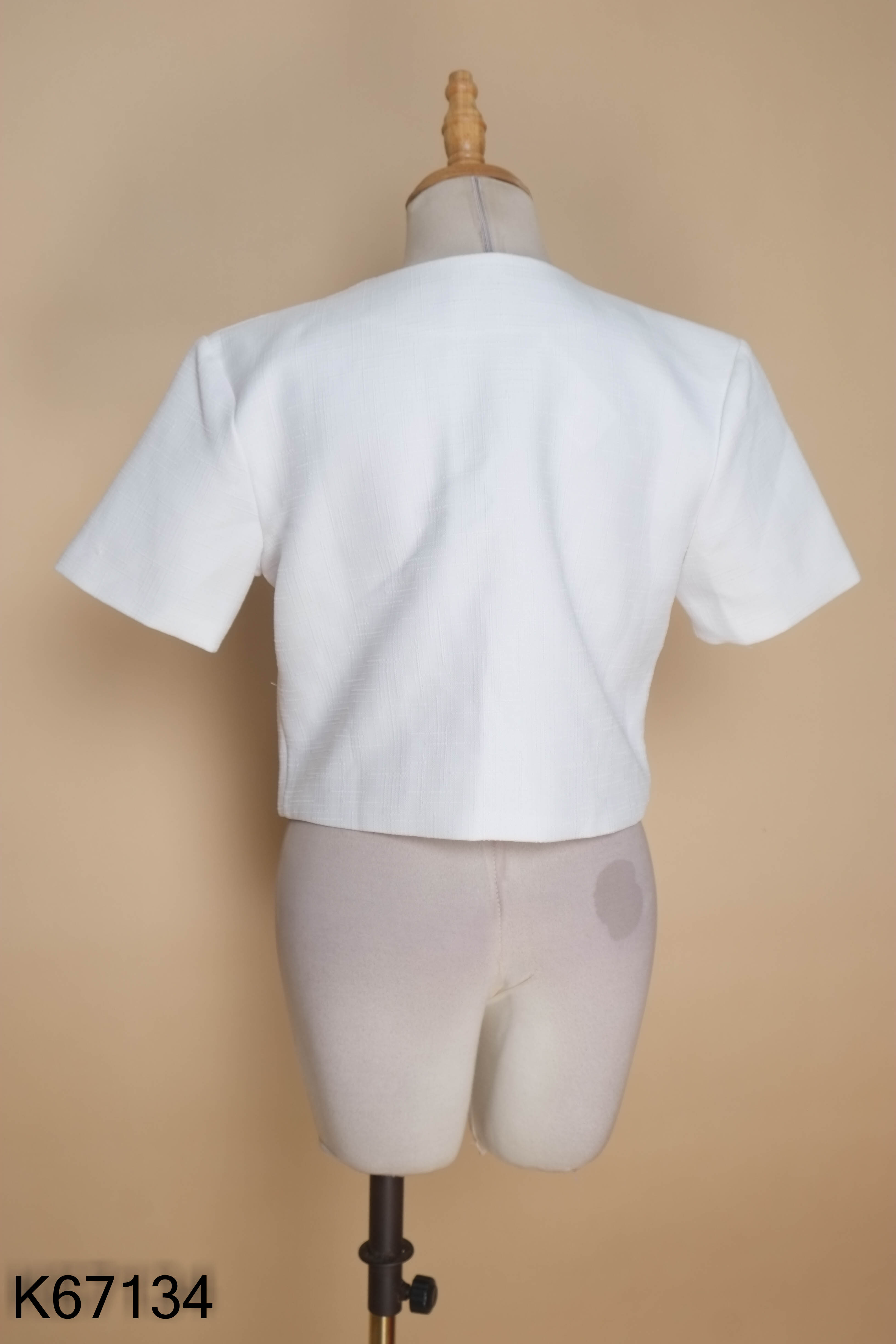 Áo trắng dáng lỡ cúc vàng