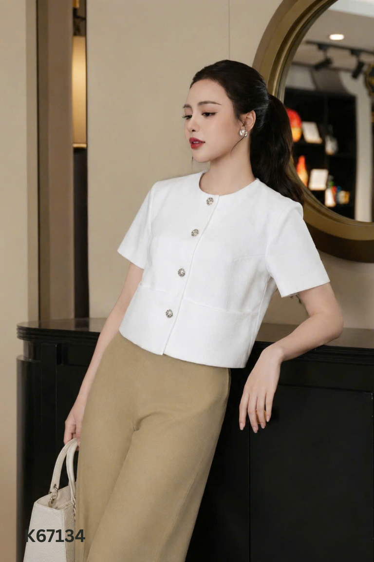 Áo trắng dáng lỡ cúc vàng