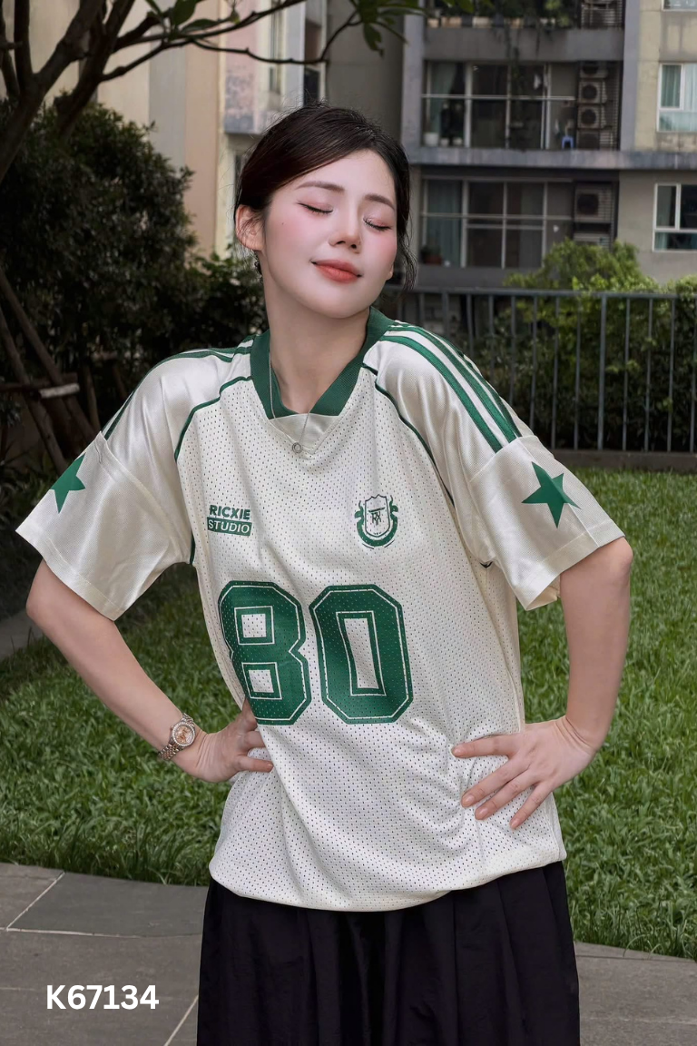 Áo thun kem viền xanh in chữ