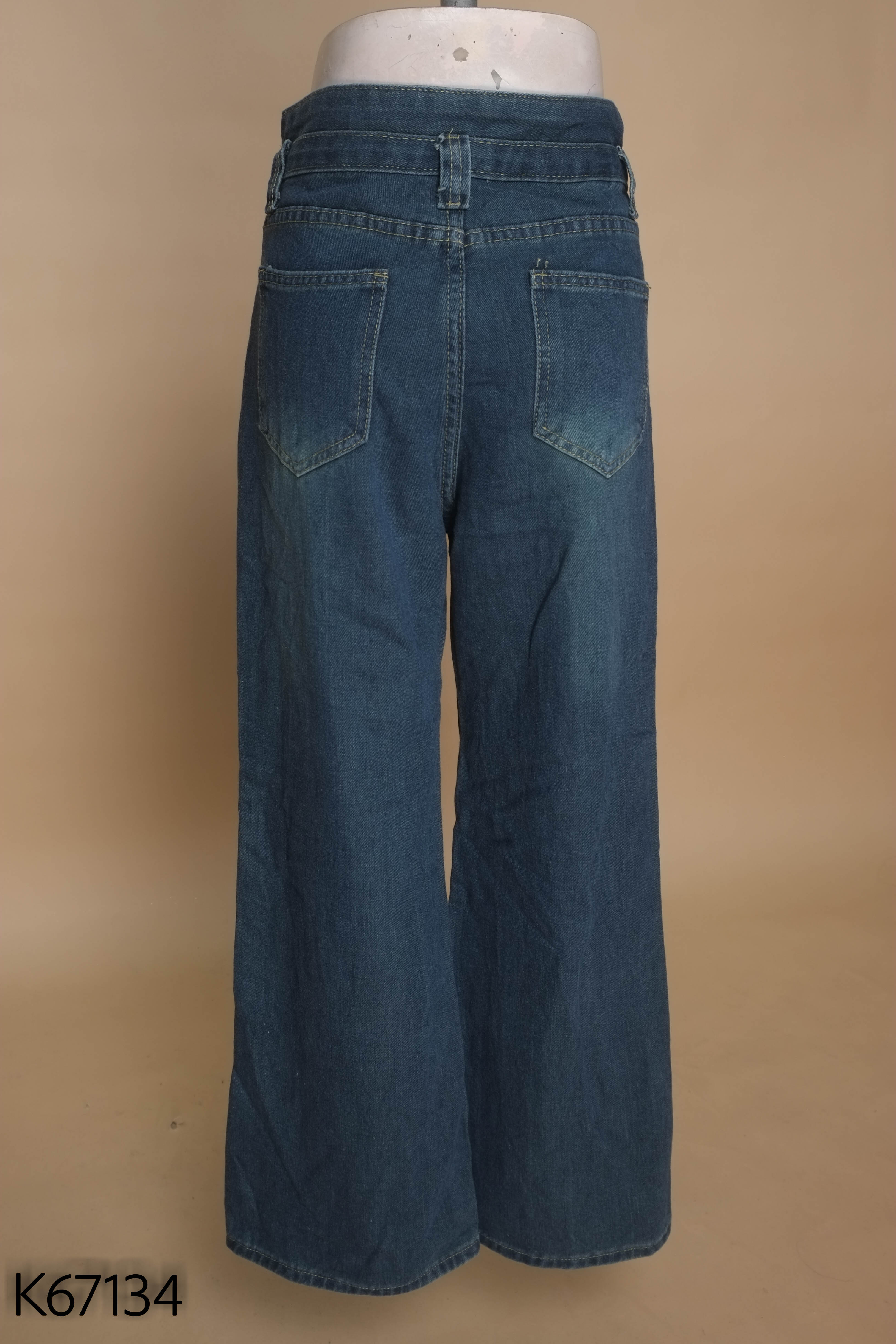Quần jeans xanh dáng suông