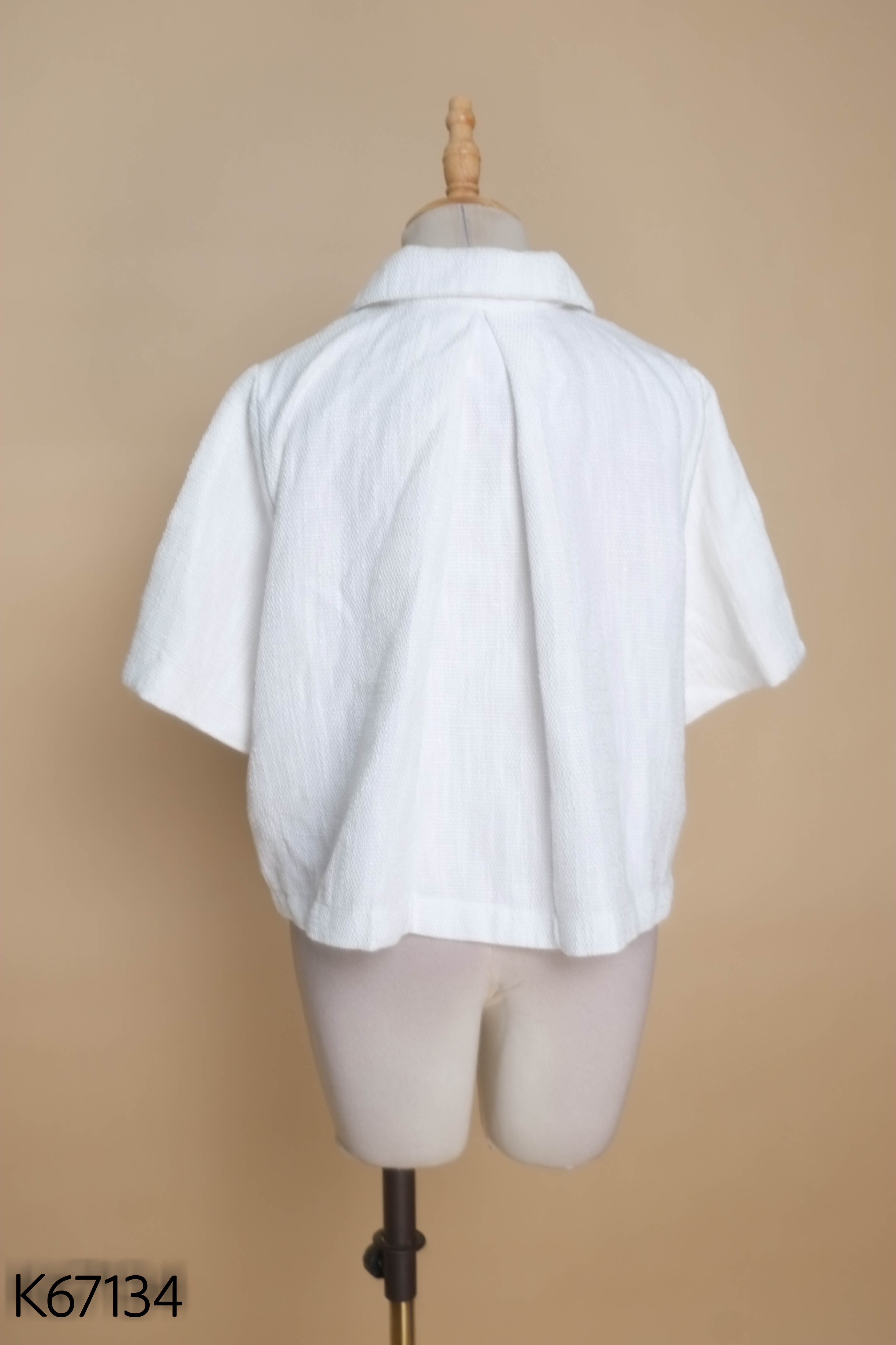 Áo trắng cúc vàng