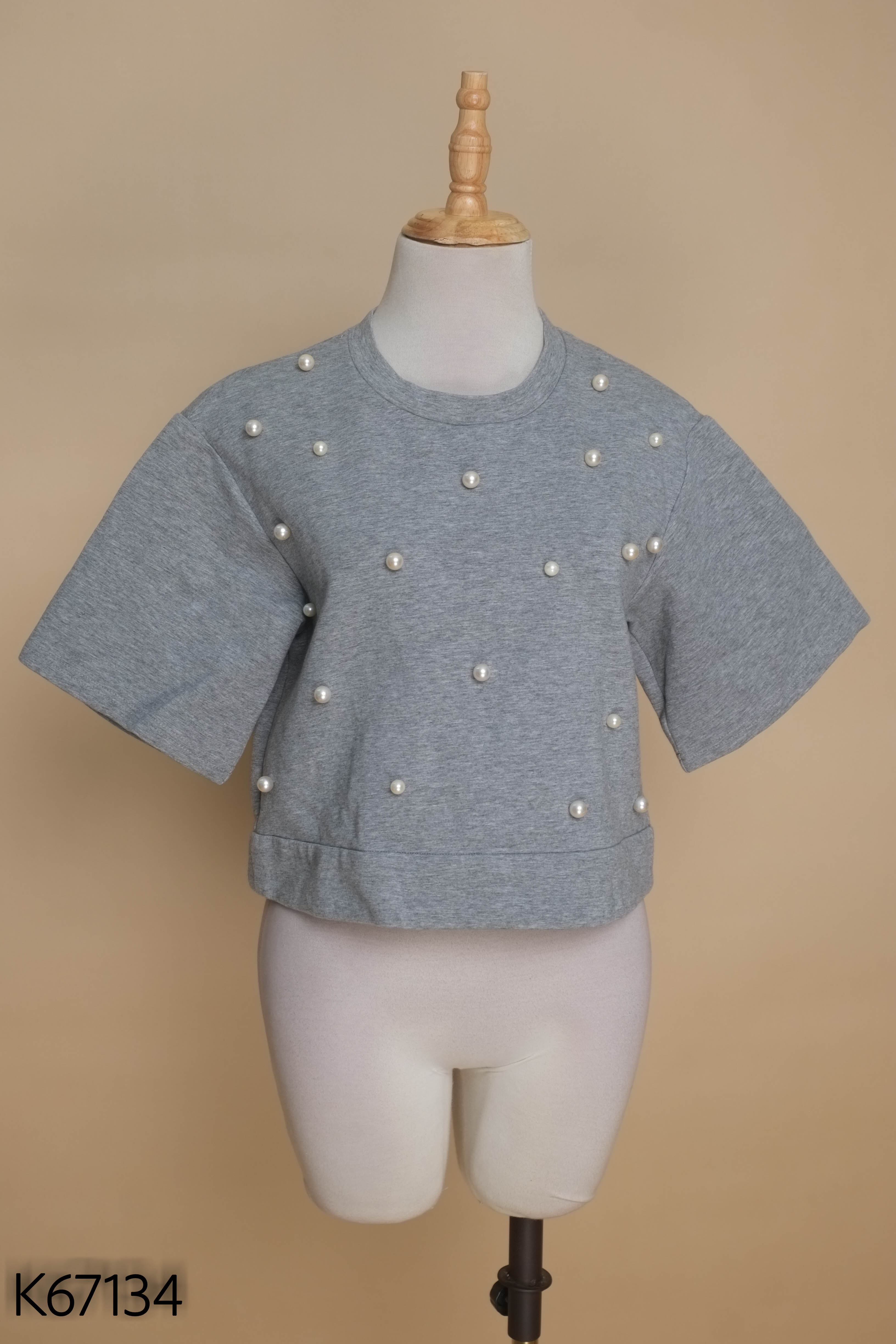 Áo ghi URBAN REVIVO đính ngọc