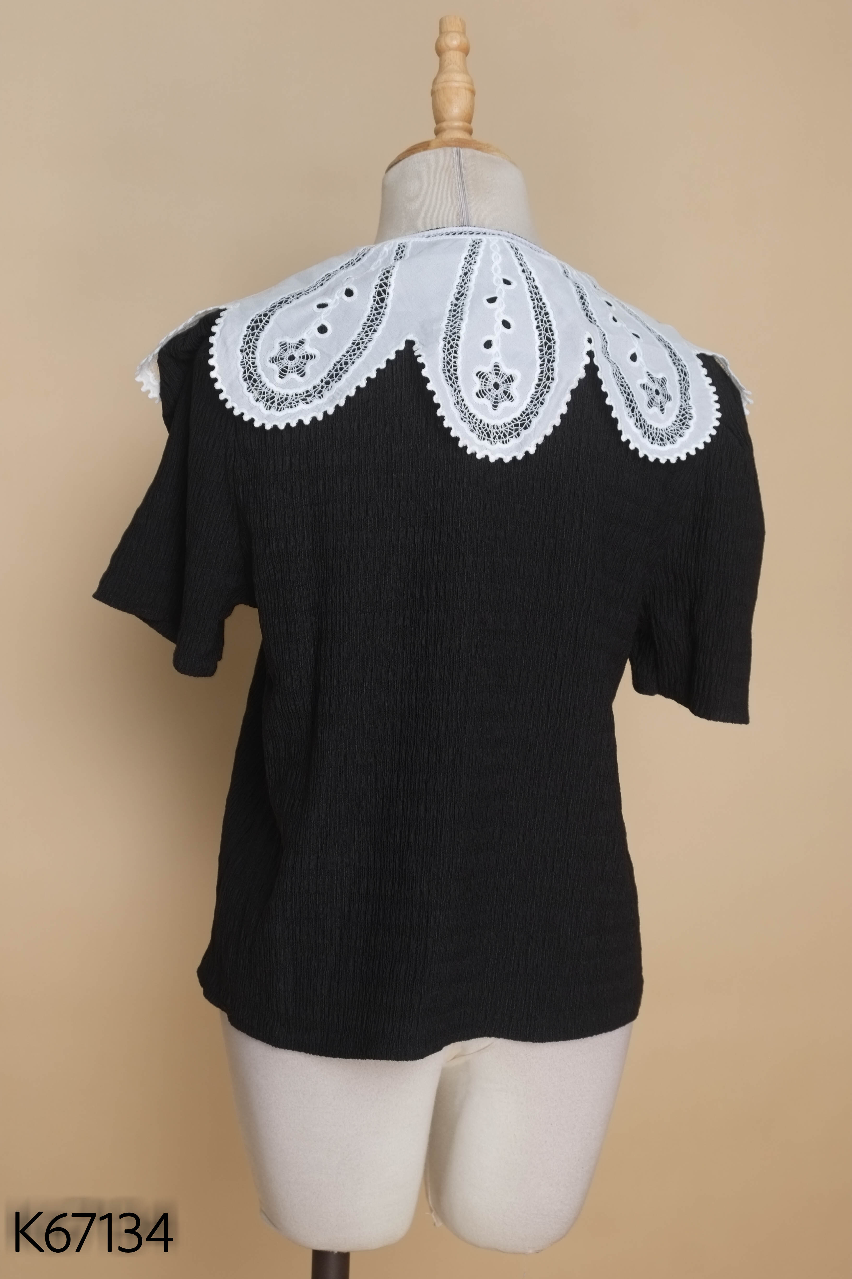 Áo đen TINAMINI cổ ren lá