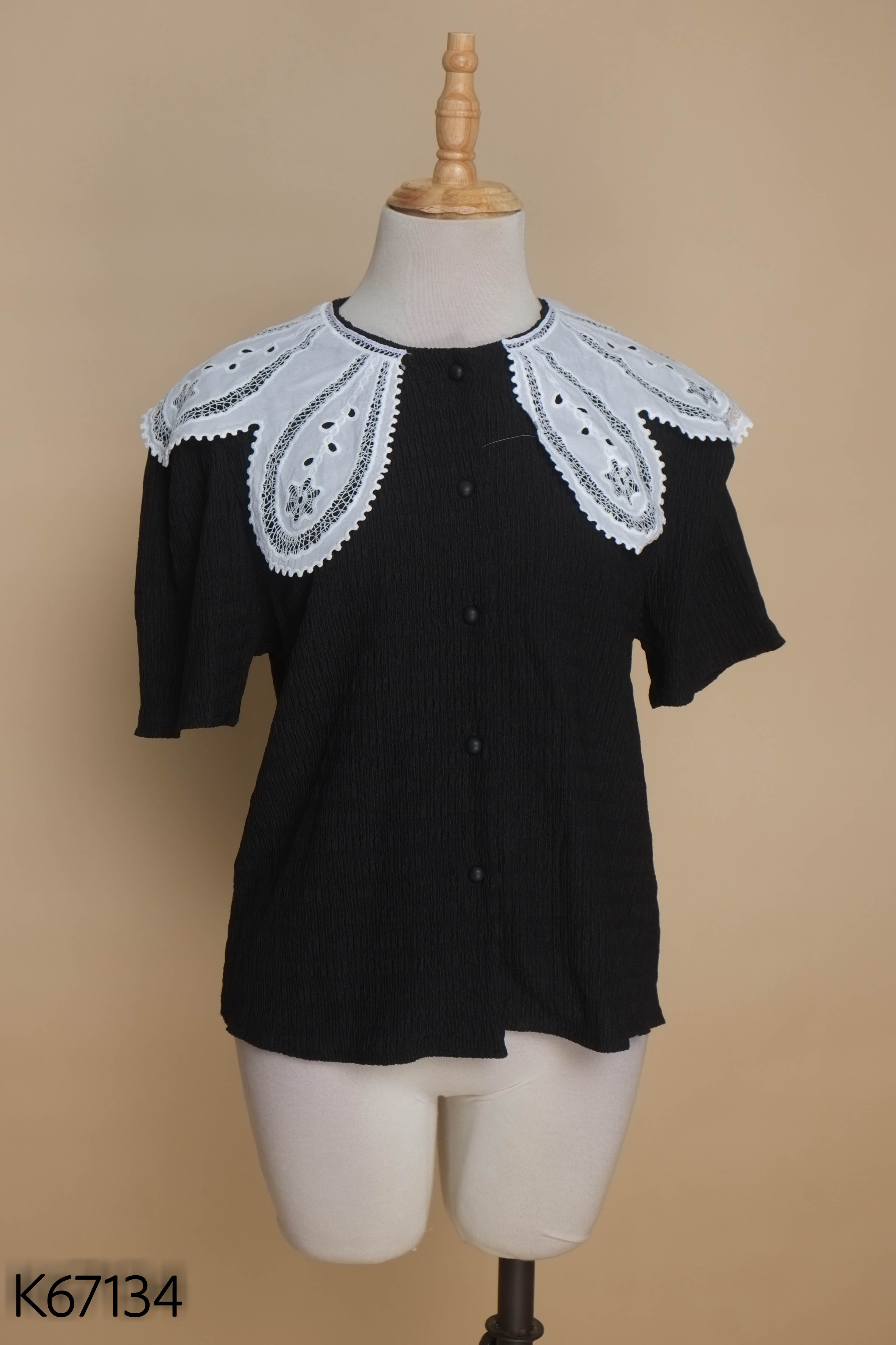 Áo đen TINAMINI cổ ren lá