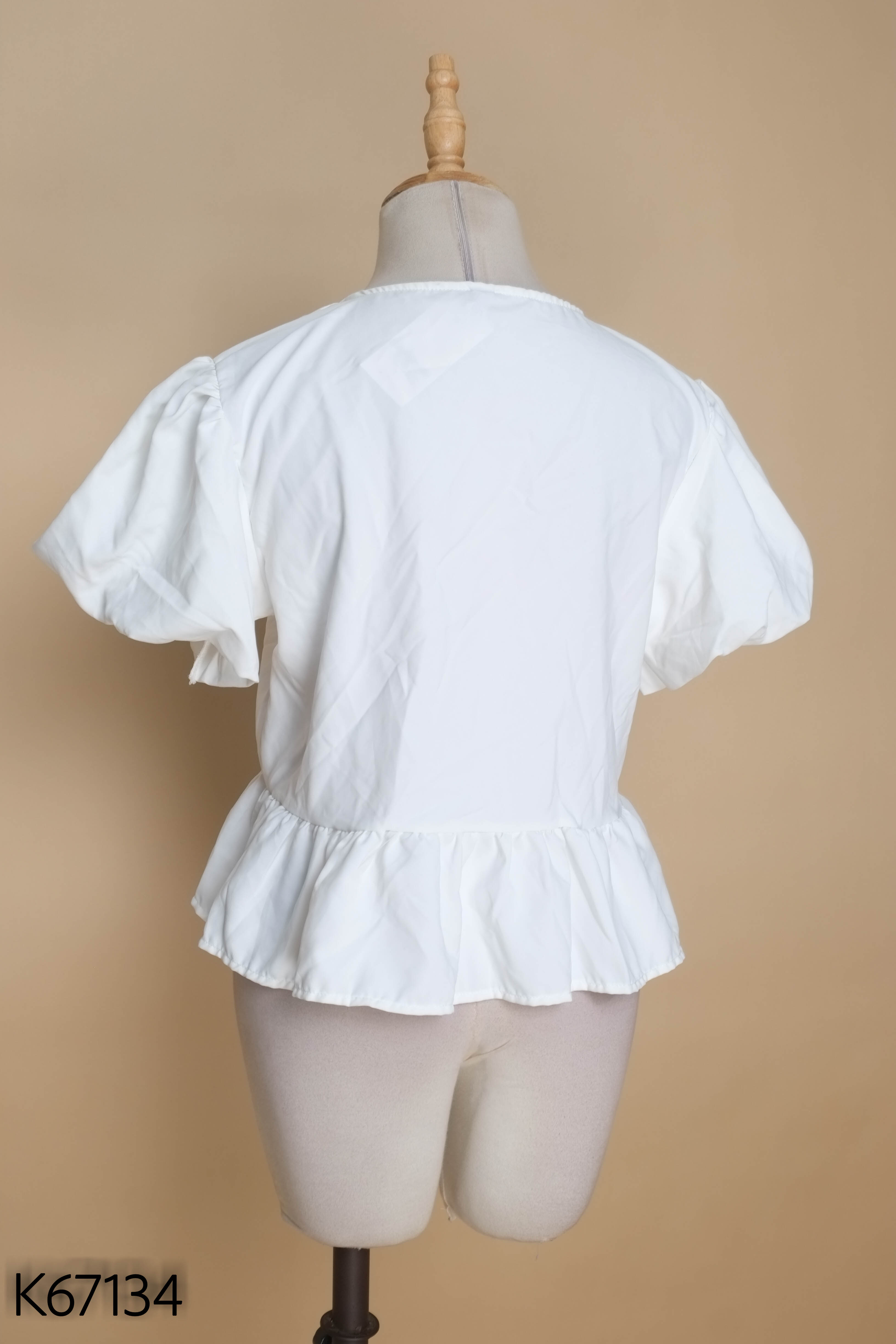Áo trắng tay bồng đan dây