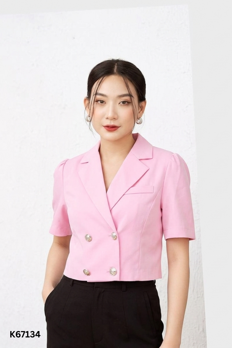 Áo khoác hồng phối khuy dáng ngắn