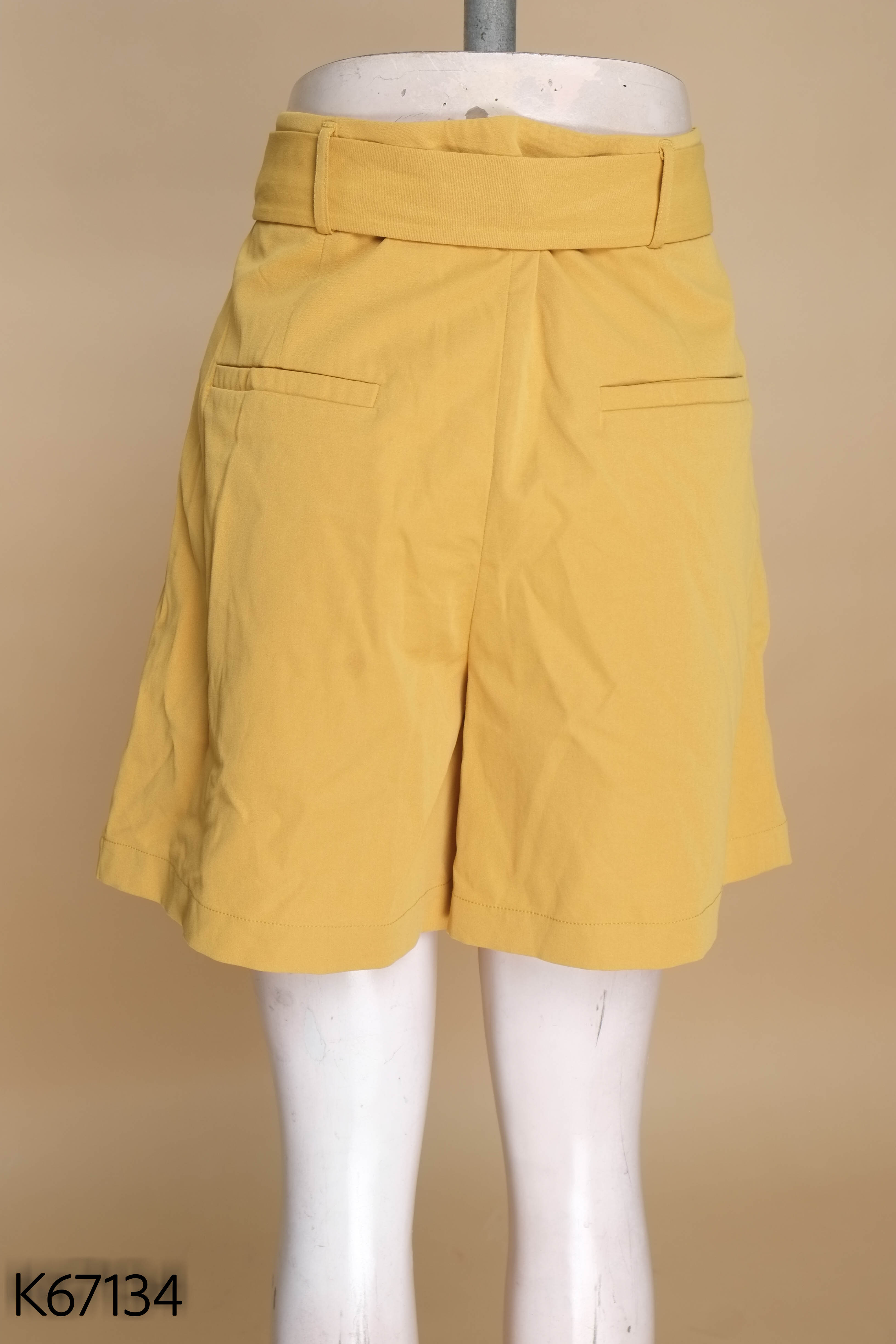 Quần short vàng LEKE kèm đai