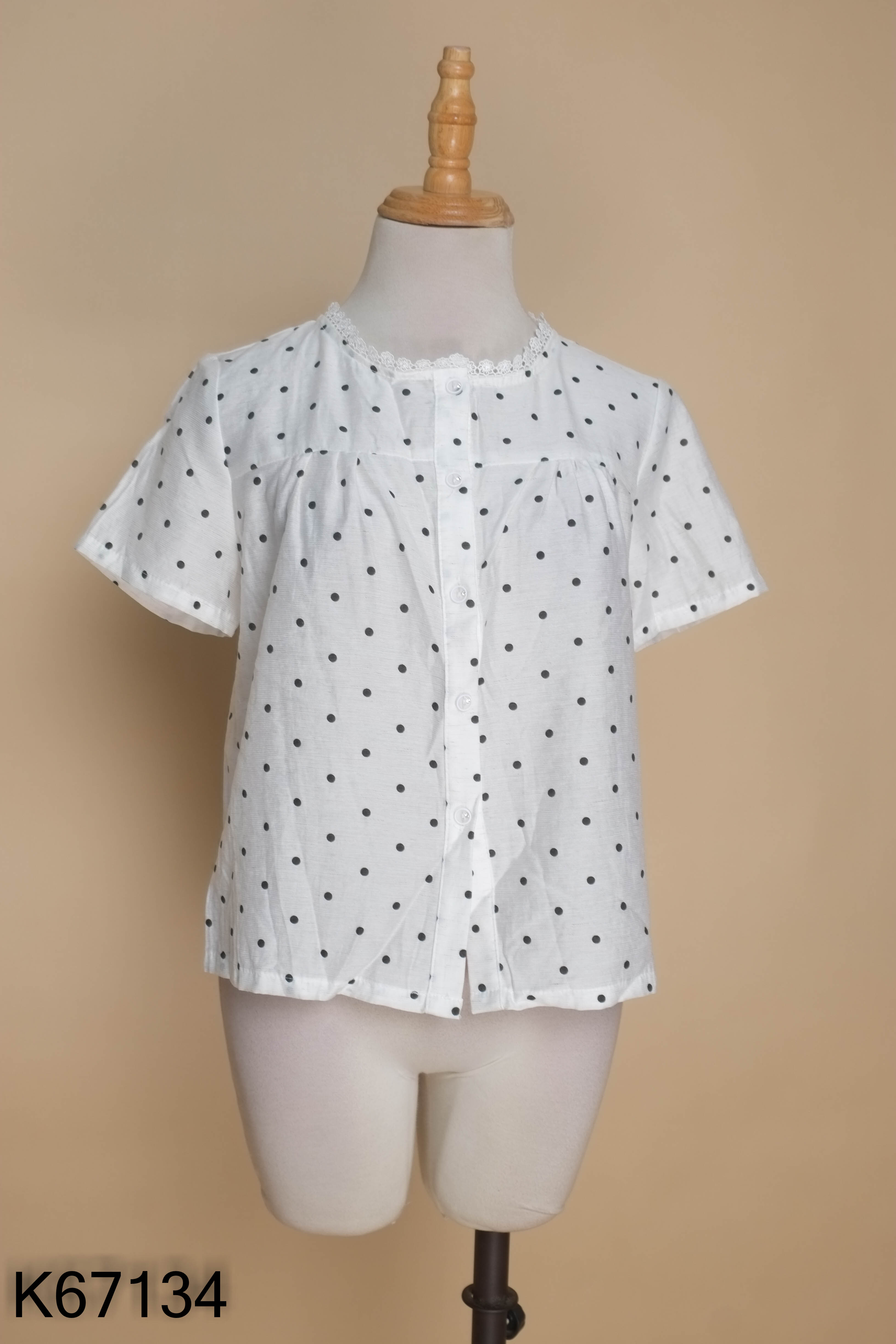 Áo trắng chấm bi cổ ren