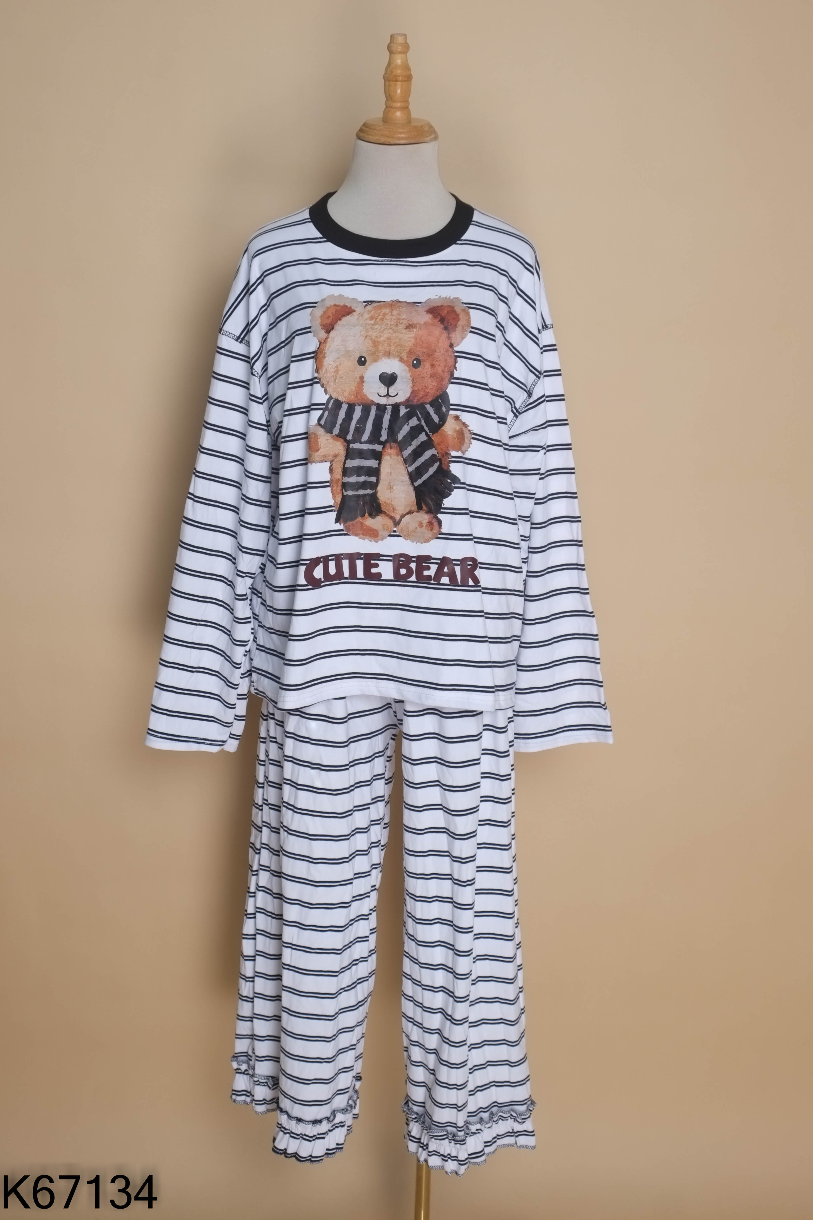 NEWTAG Set áo in gấu + quần dài trắng kẻ đen