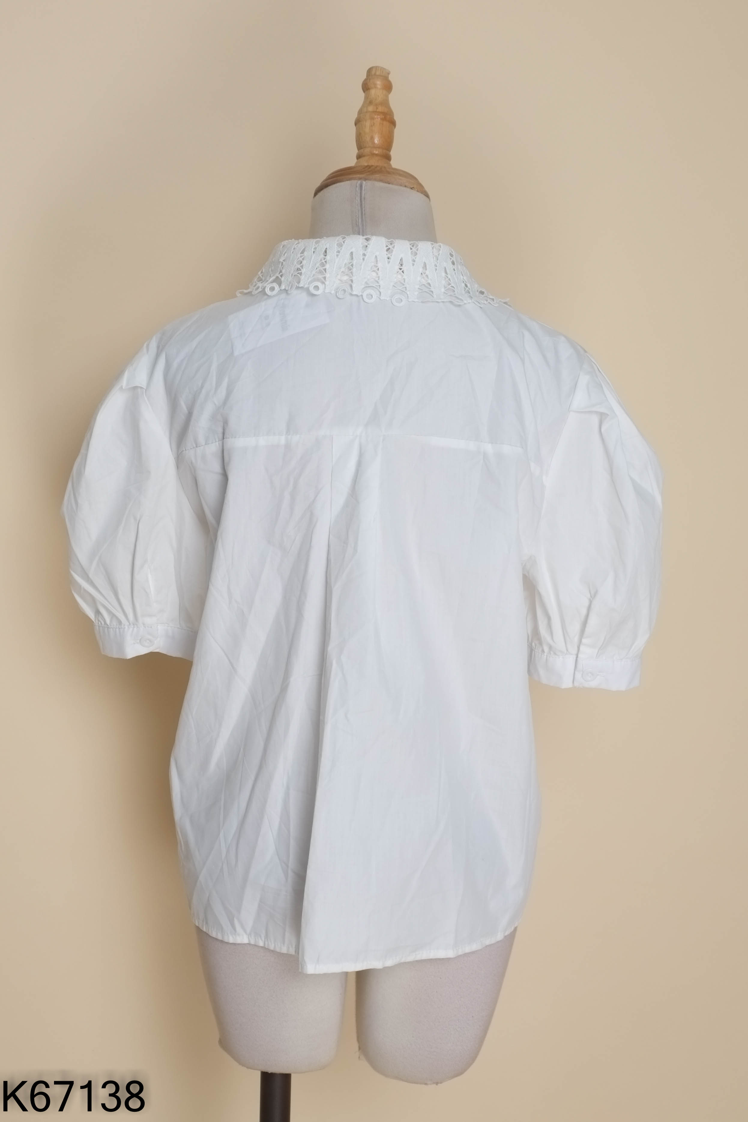 Áo trắng cổ ren