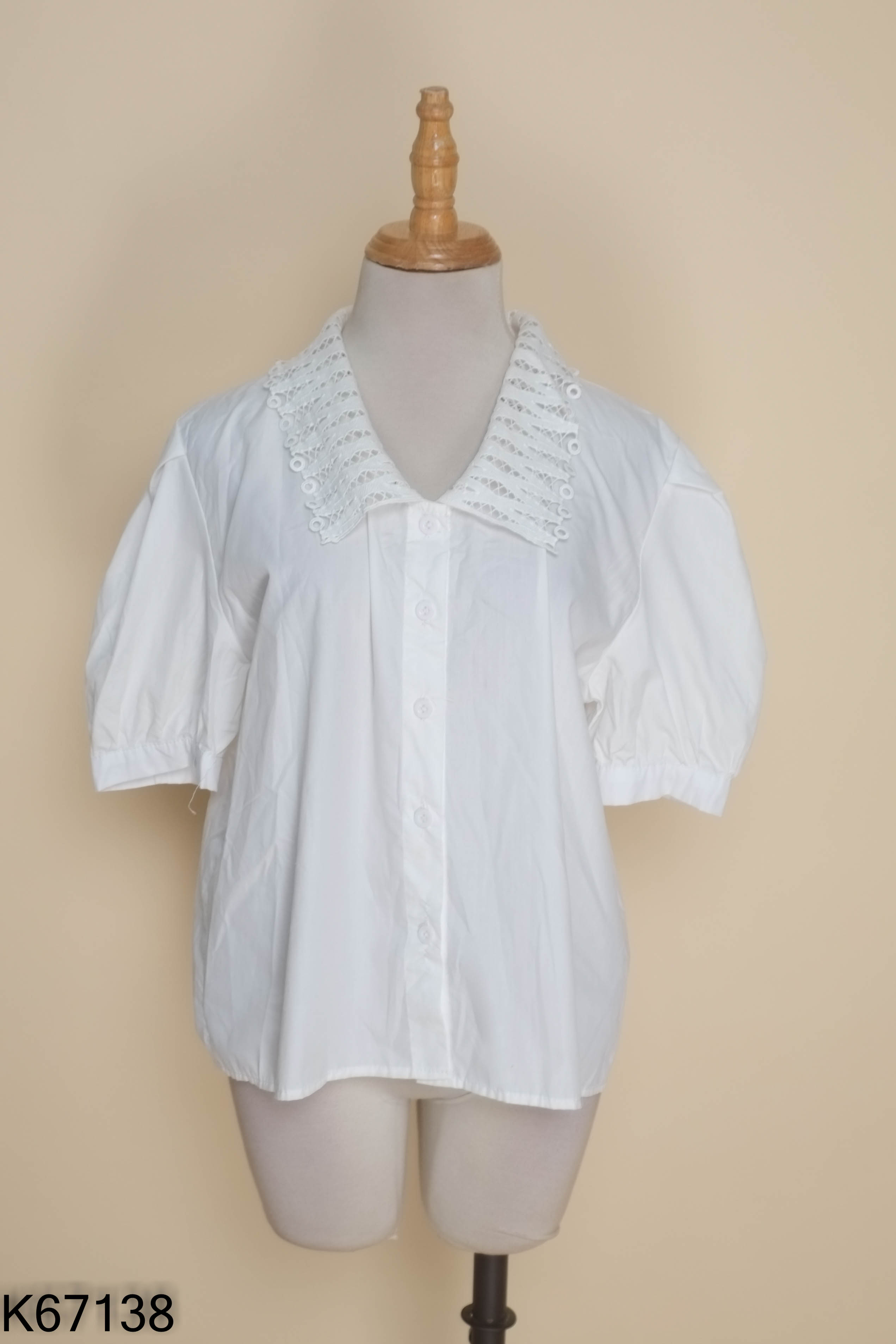Áo trắng cổ ren