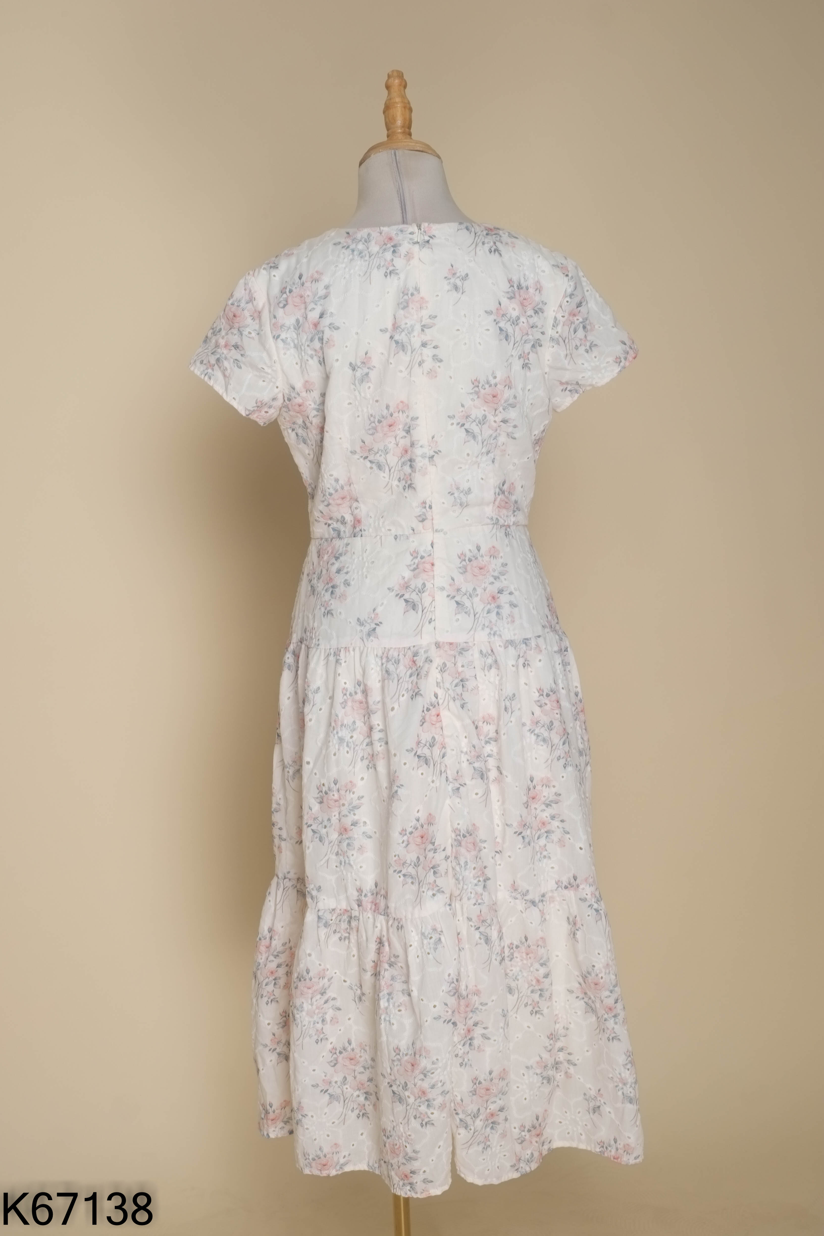 Váy be hoa lỗ cổ V