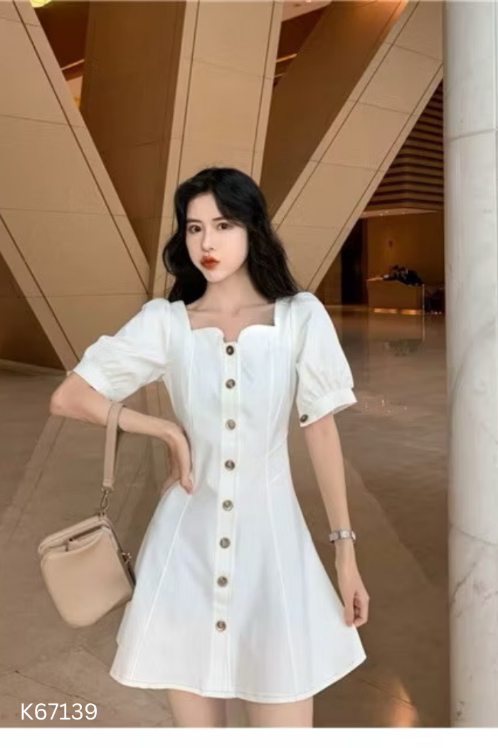 Váy trắng cổ vuông phối khuy