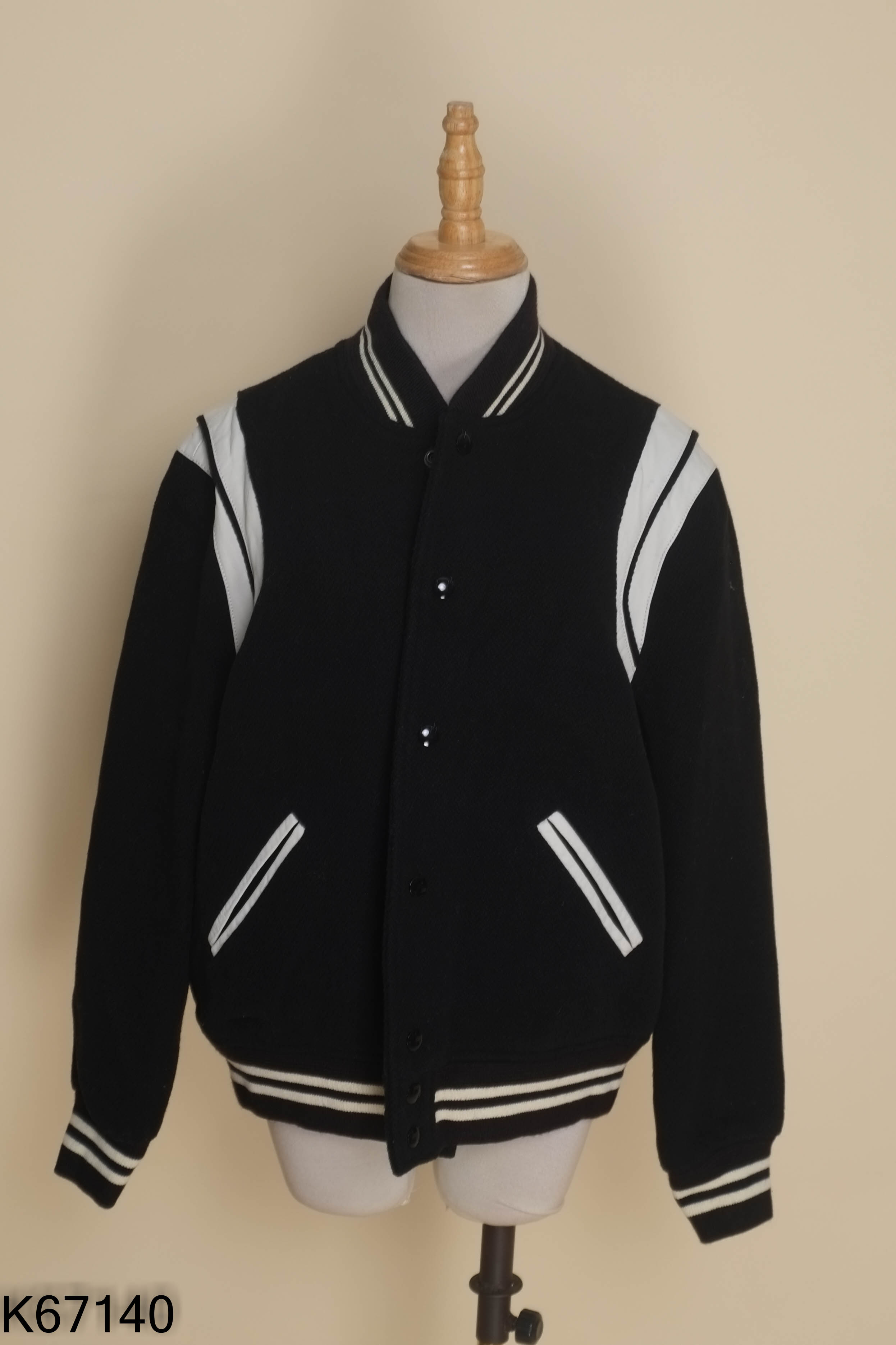 Áo bomber đen viền trắng