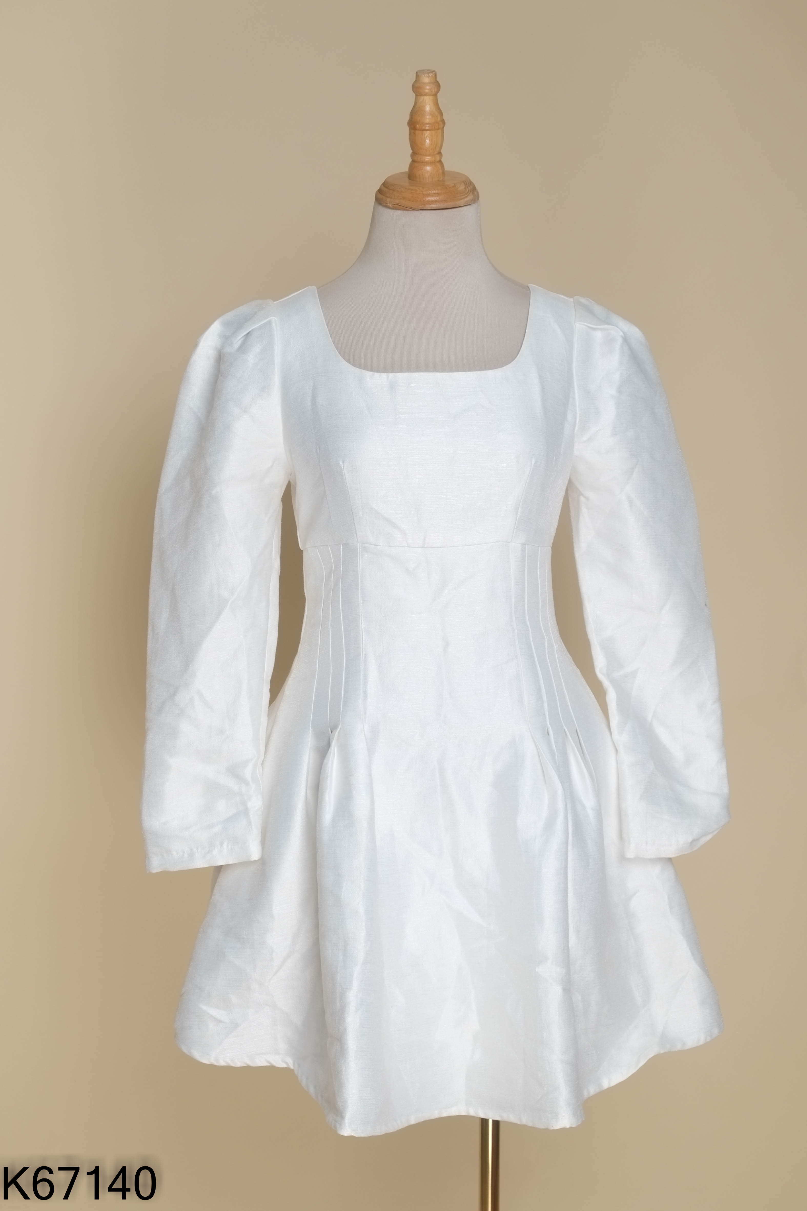 Váy THESHILLA trắng cổ vuông