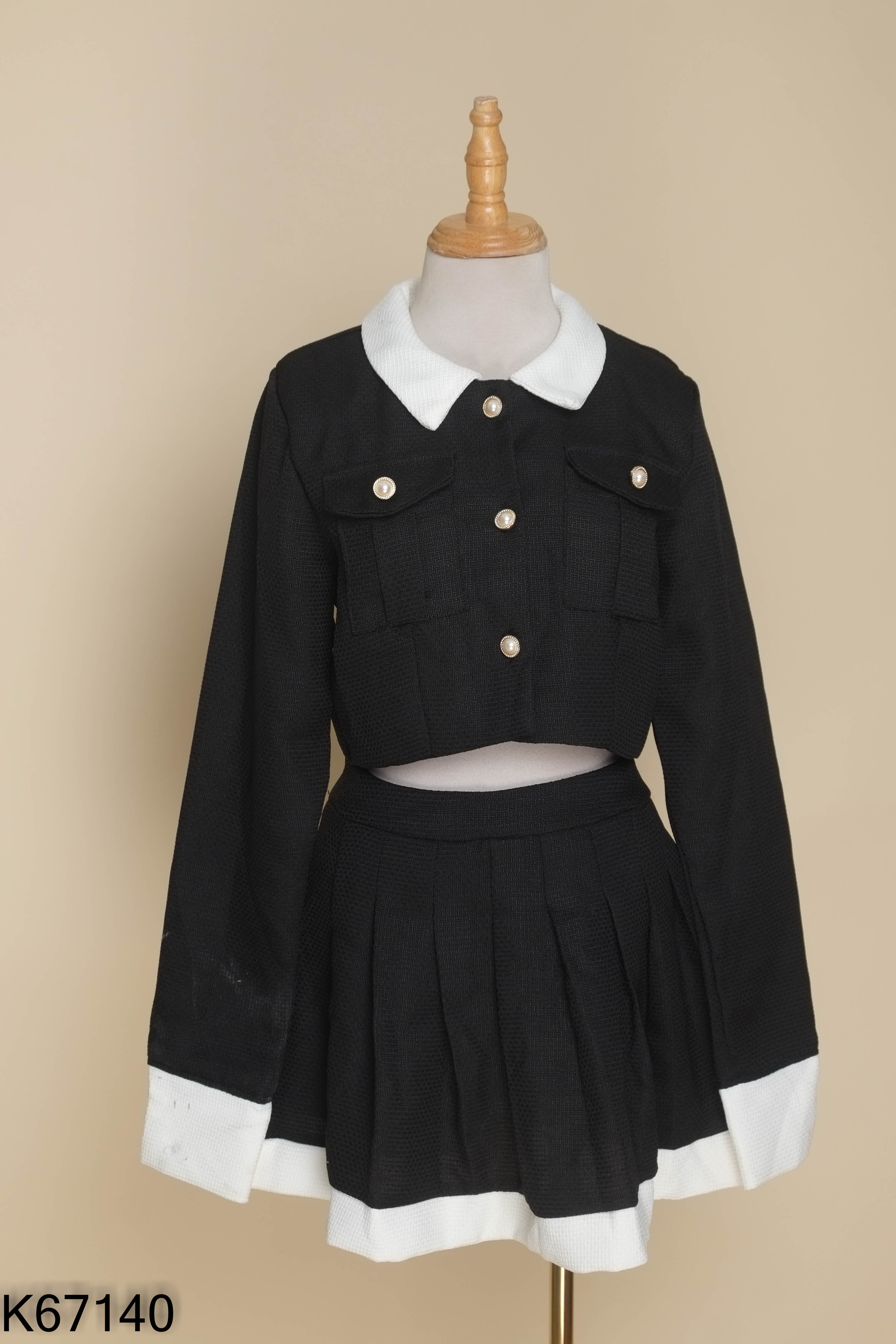 Set áo khoác + chân váy đen viền trắng
